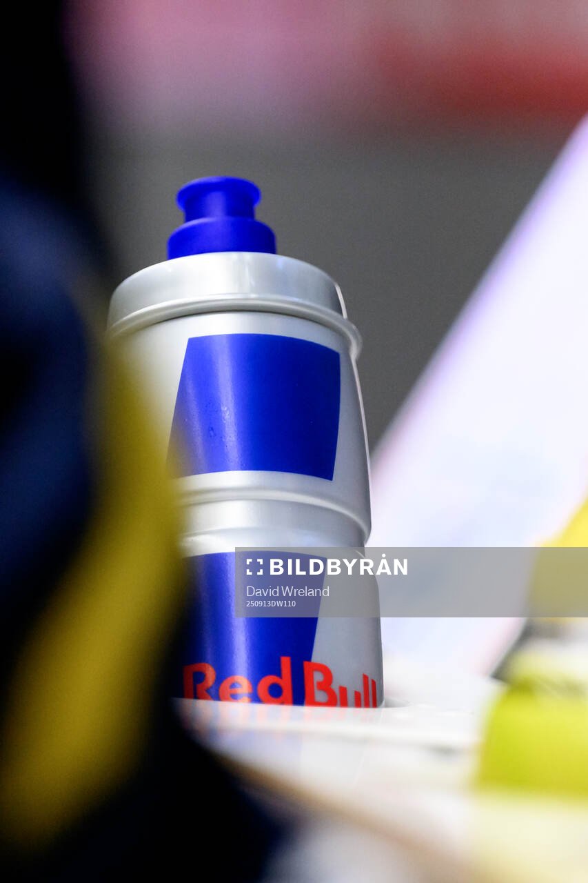 Vattenflaska med Red Bulls logo