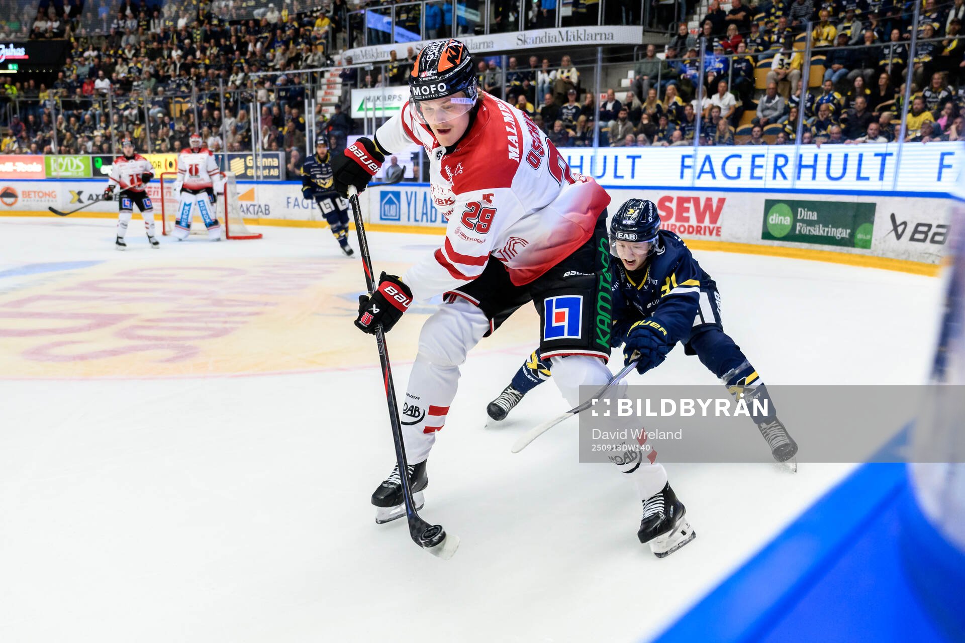 Örebros Milton Oscarson och HV71s Aleksi Heponiemi