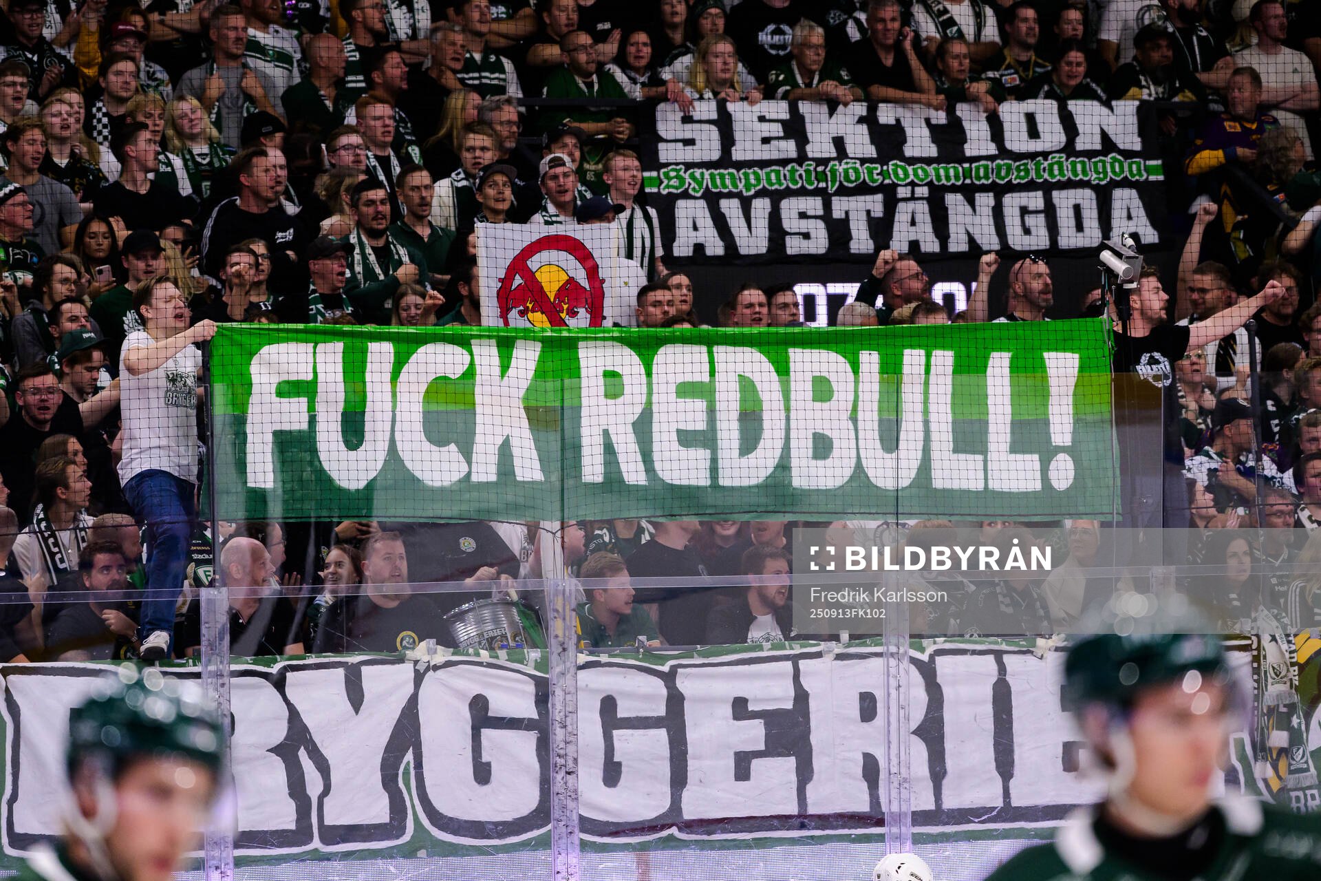 Banderoll med budskap till Red Bull