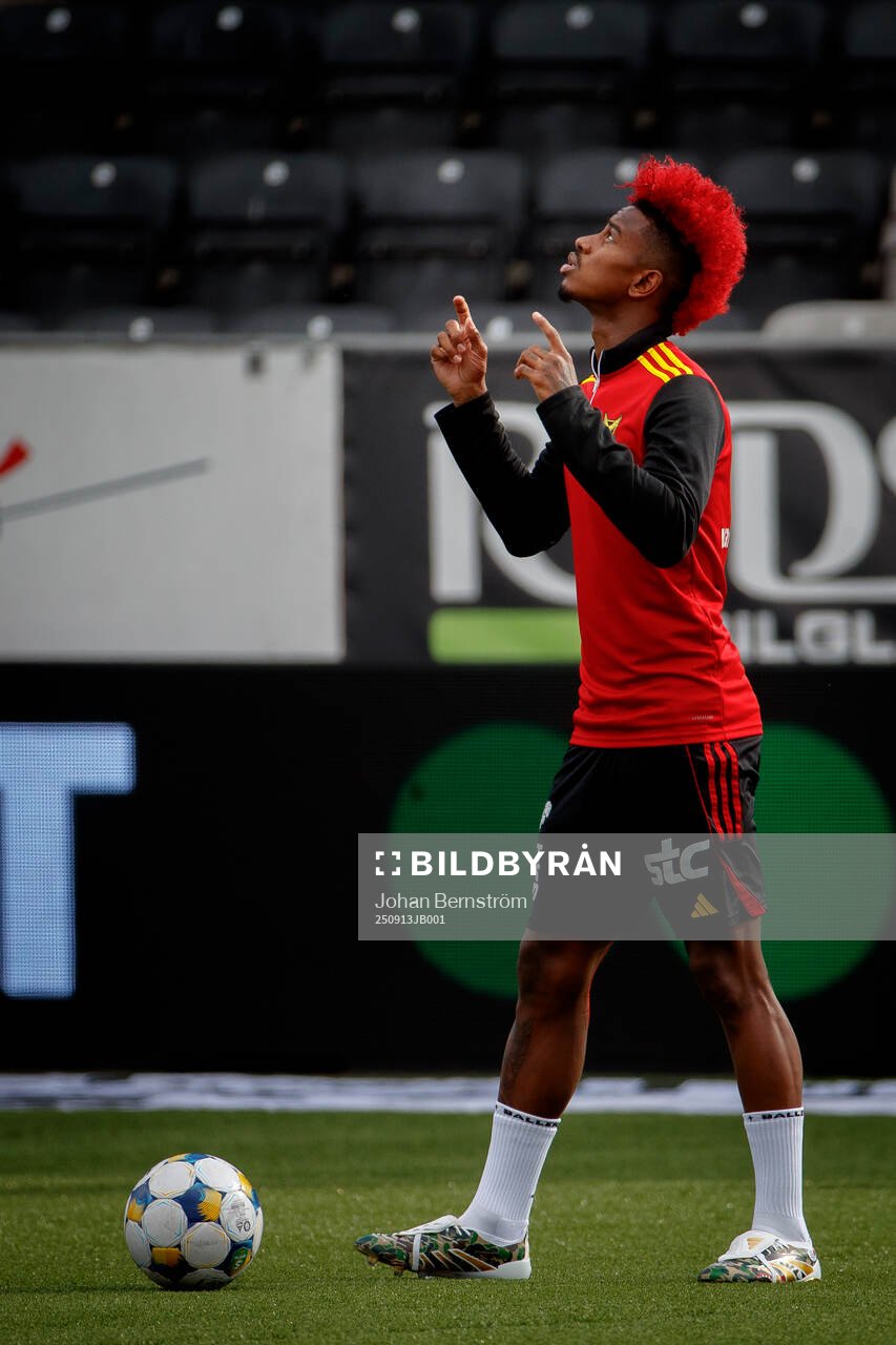 Östersunds Chovanie Shakur Amatkarijo ber innan matchen