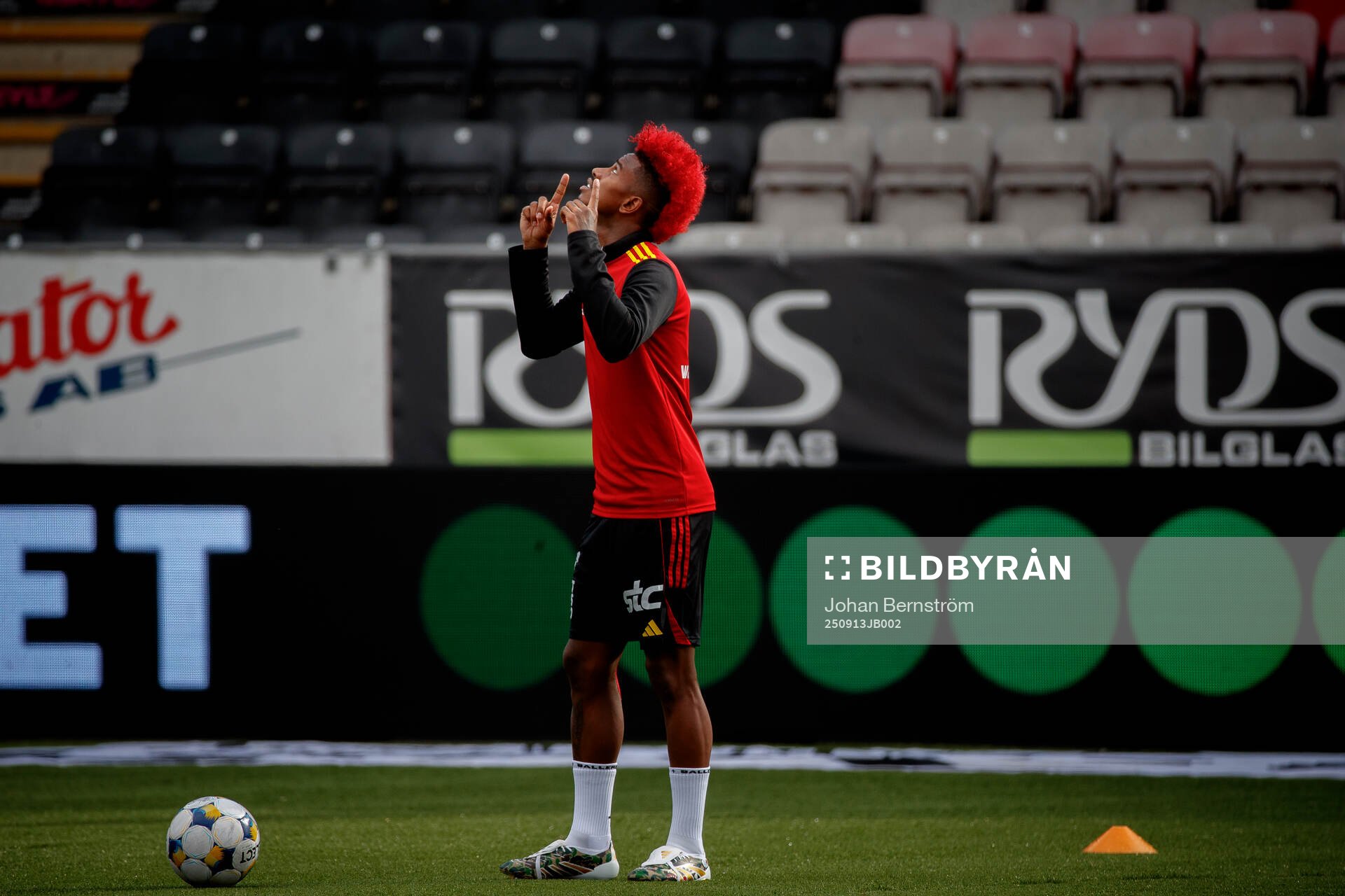 Östersunds Chovanie Shakur Amatkarijo ber innan matchen