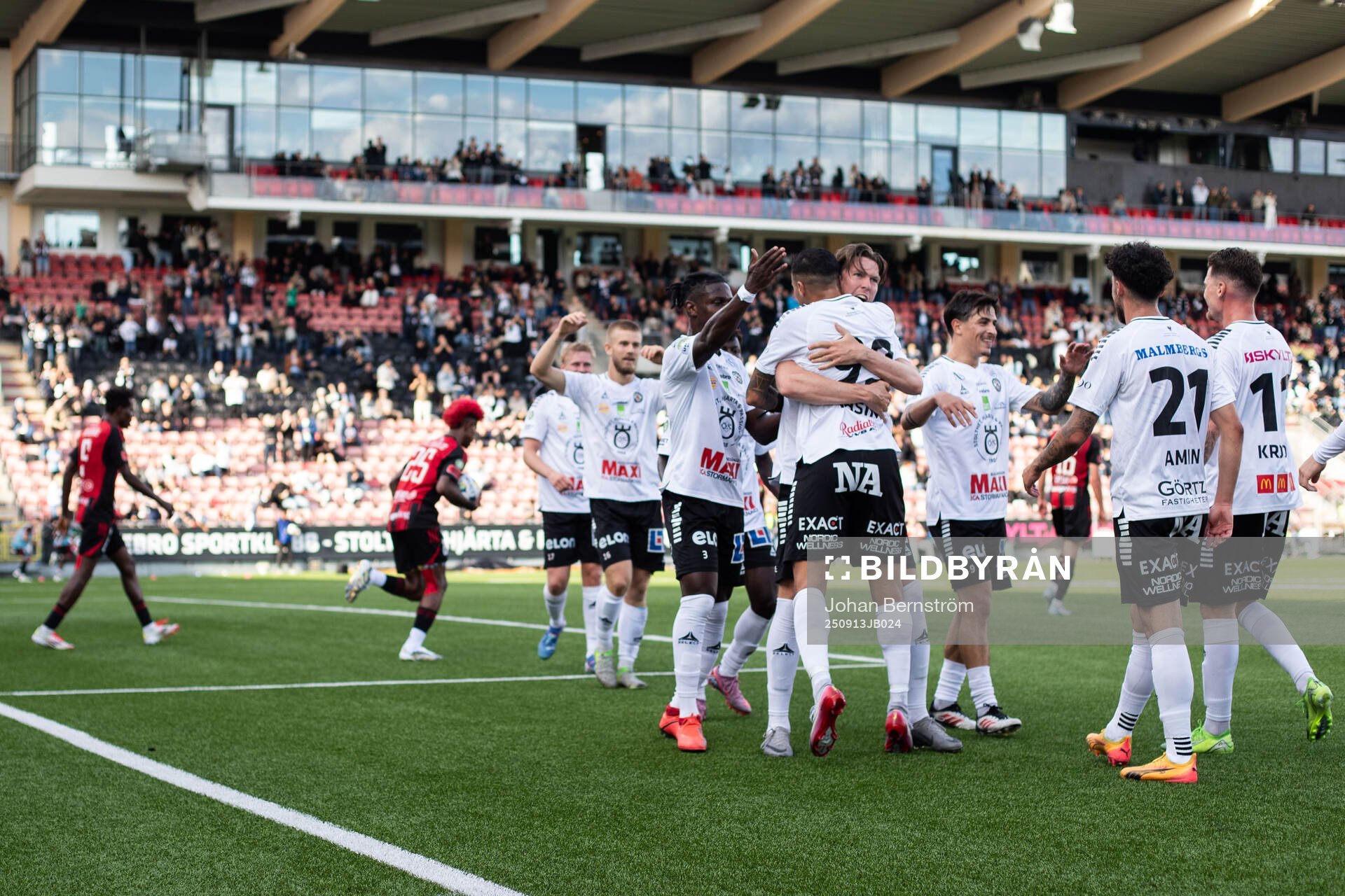 Örebros Ahmed Yasin jublar med lagkamrater