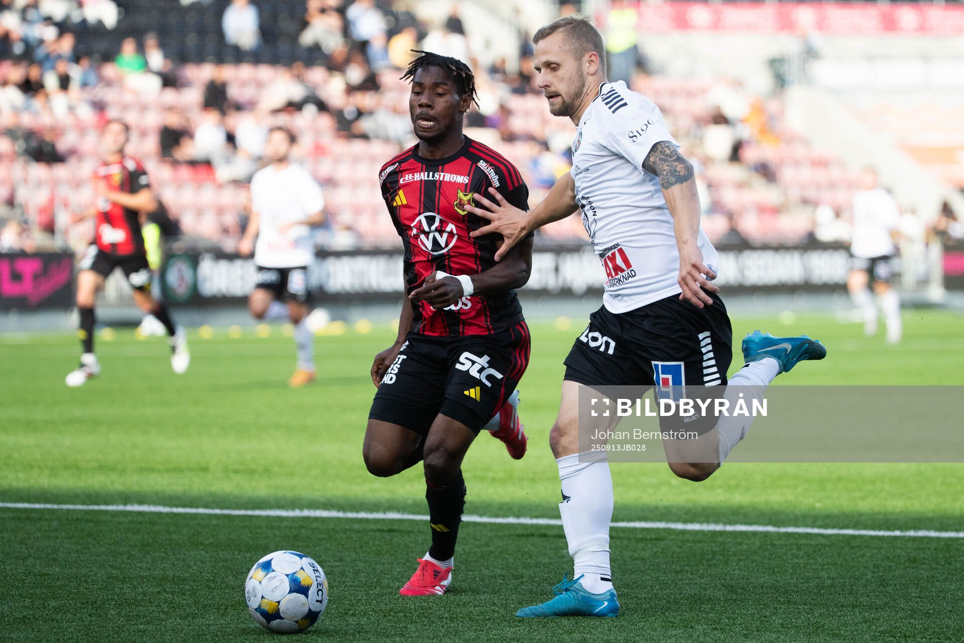 Östersunds Michael Aduragbemi Oluwayemi och Örebros Erik