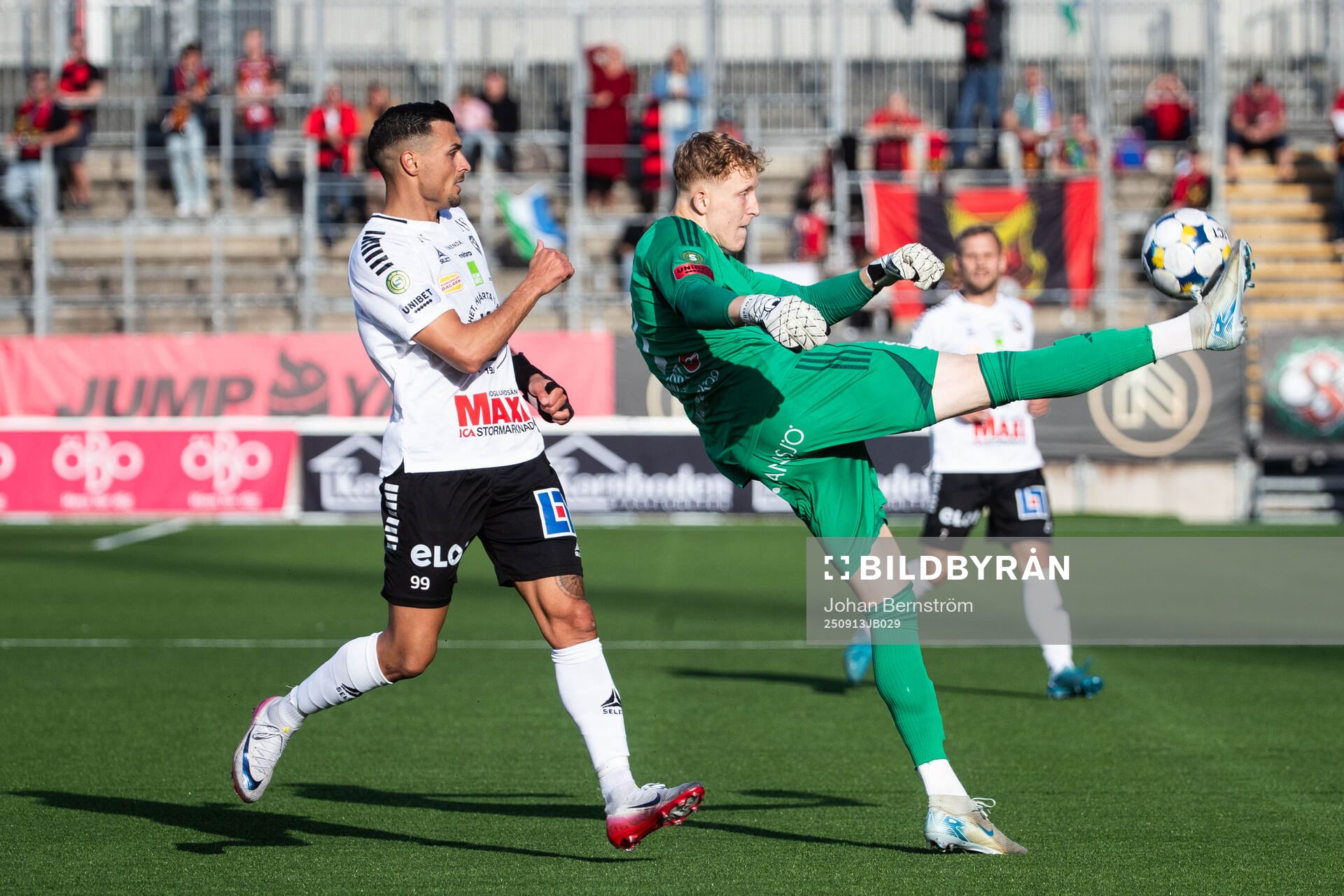 Örebros Ahmed Yasin och Östersunds målvakt Rasmus Forsell