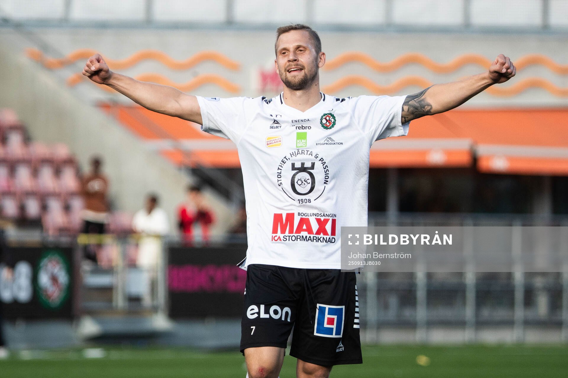 Örebros Erik Andersson jublar