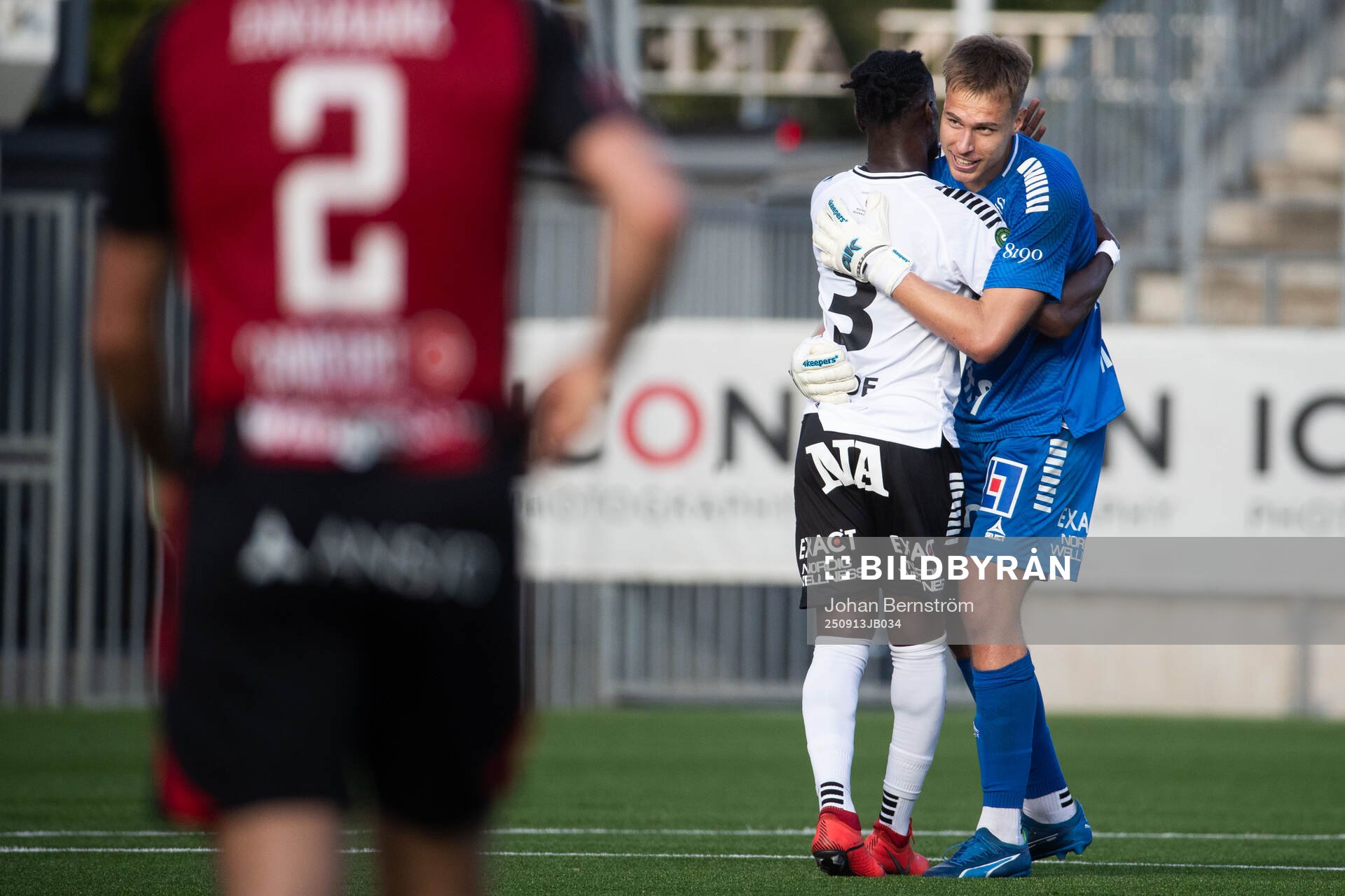 Örebro Joseph Baffoe och Jakub Ojrzynski jublar