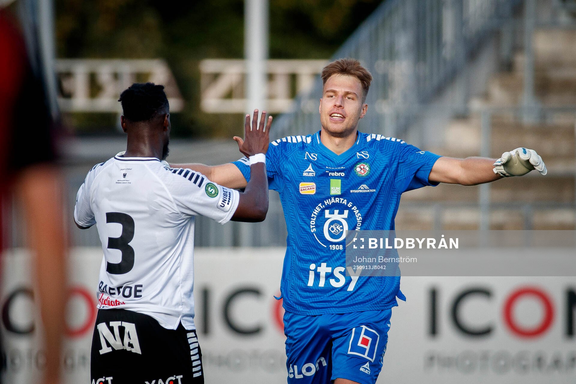 Örebros Joseph Baffoe och Jakub Ojrzynski jublar
