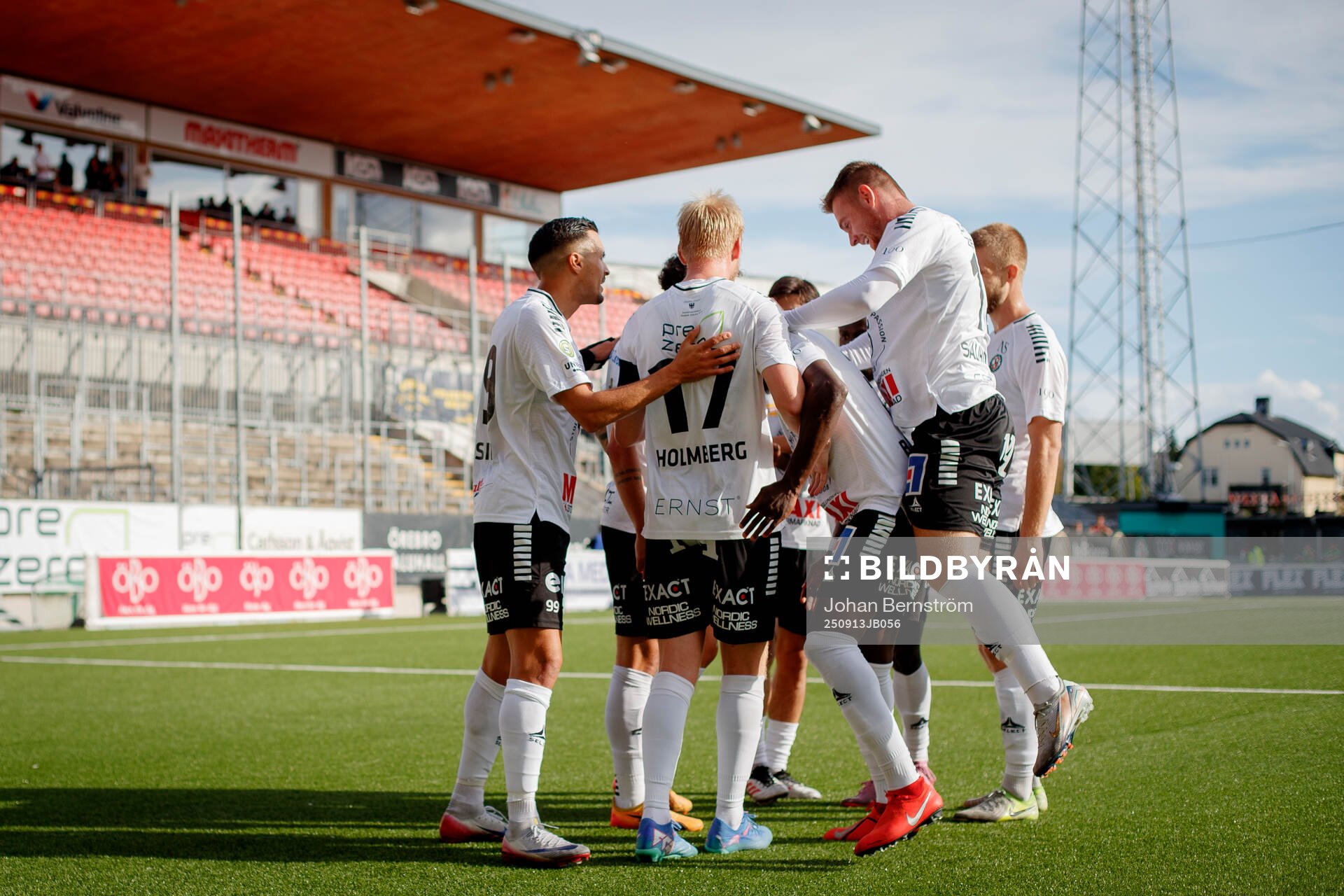 Örebros Ahmed Yasin och Karl Holmberg jublar