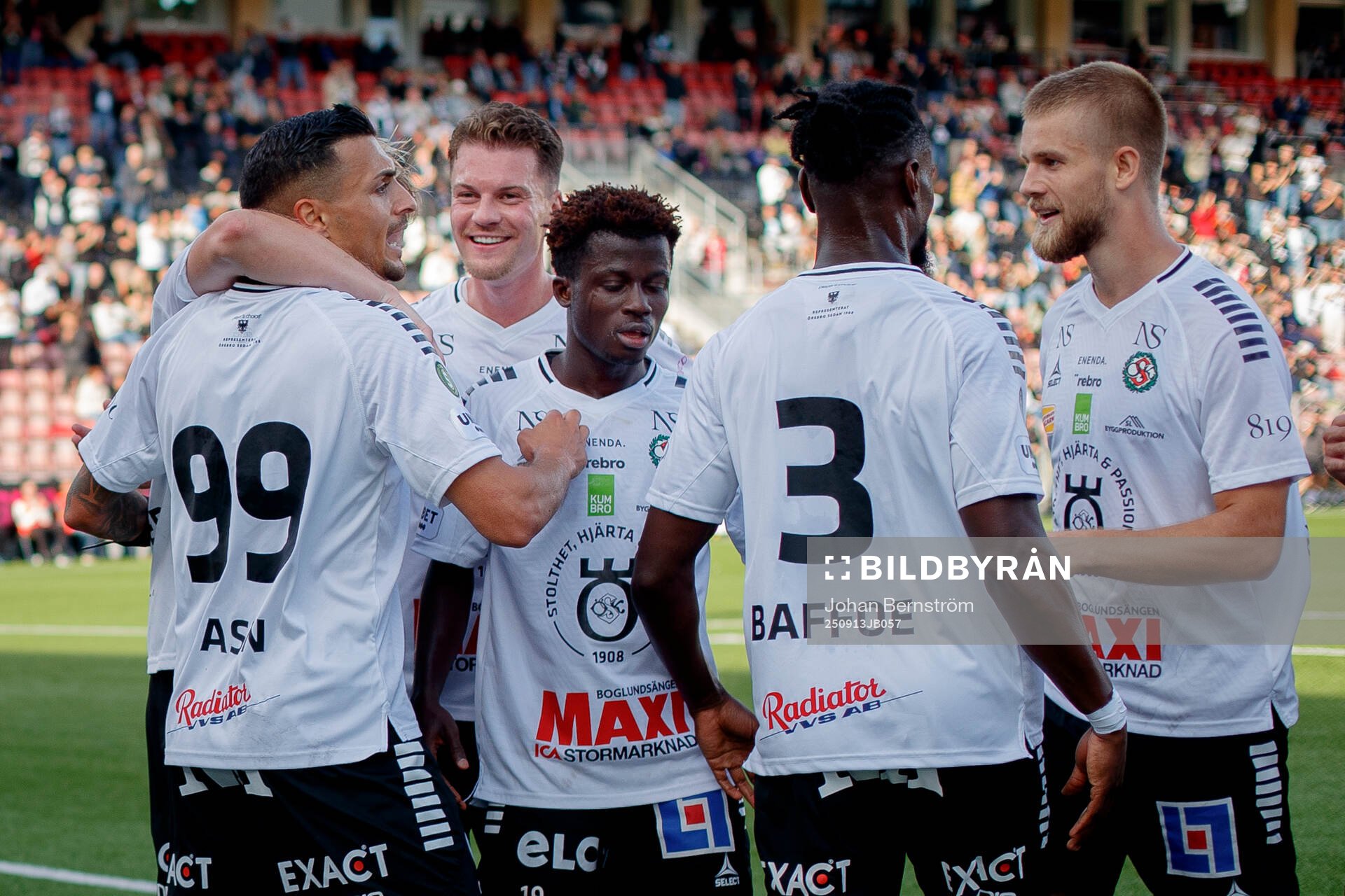 Örebros Ahmed Yasin och Samuel Kroon jublar