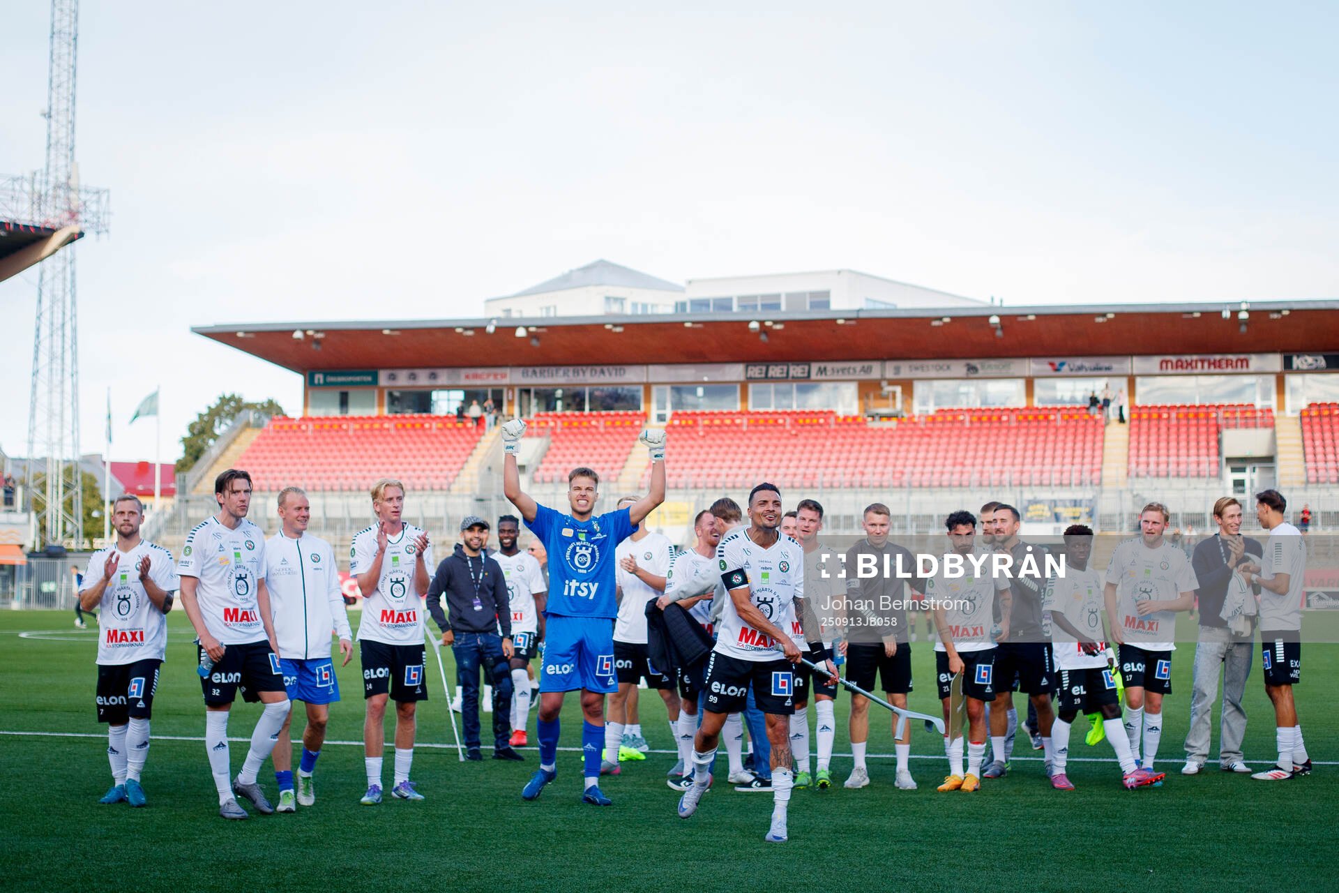 Örebros målvakt Jakub Ojrzynski och Ahmed Yasin jublar