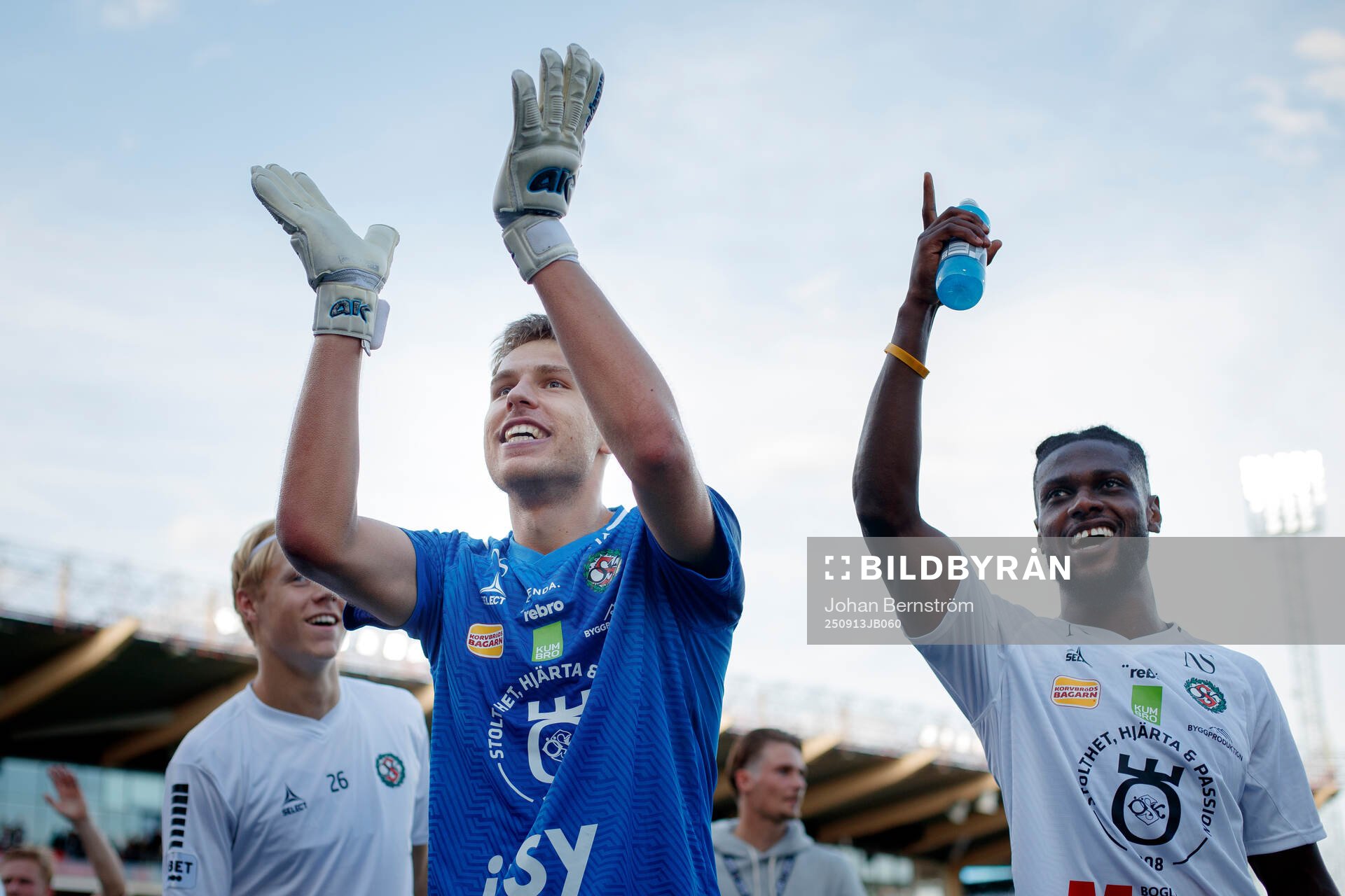 Örebros målvakt Jakub Ojrzynski och Joseph Baffoe jublar