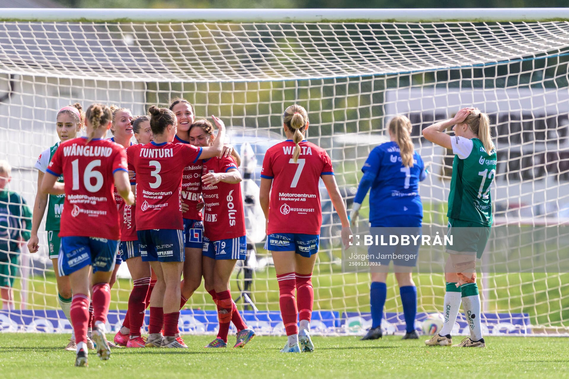 Vittsjös Daniela Galic jublar med lagkamrater