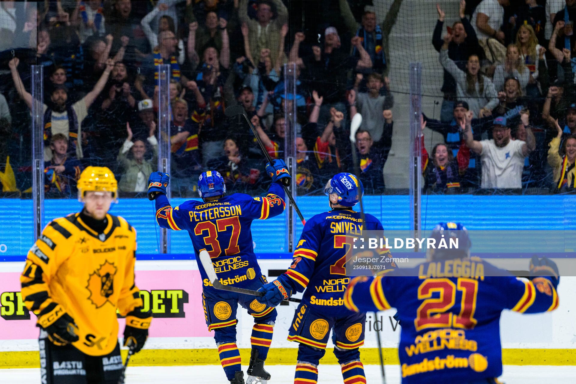 Djurgårdens Jesper Pettersson  jublar med lagkamrater