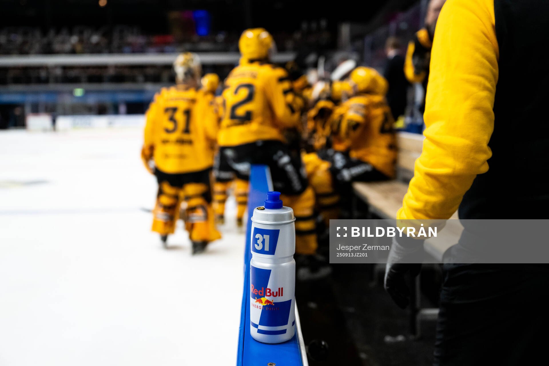 En flaska med Redbulls logotyp på