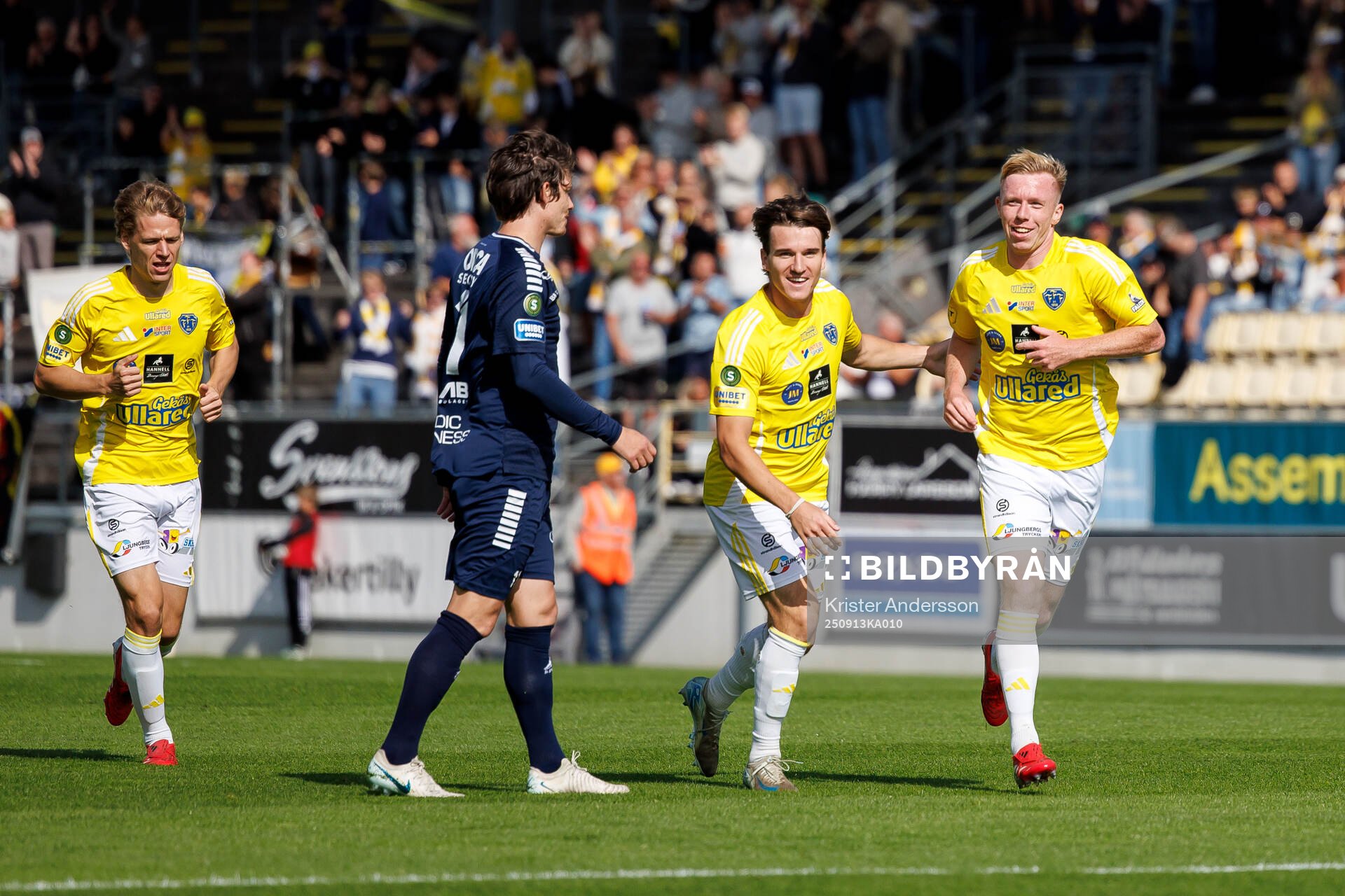 Falkenbergs Lucas Sibelius jublar med Oskar Lindberg