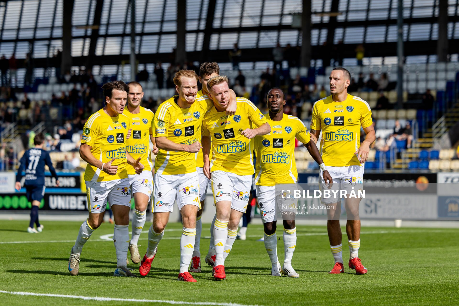 Falkenbergs Lucas Sibelius jublar med laget