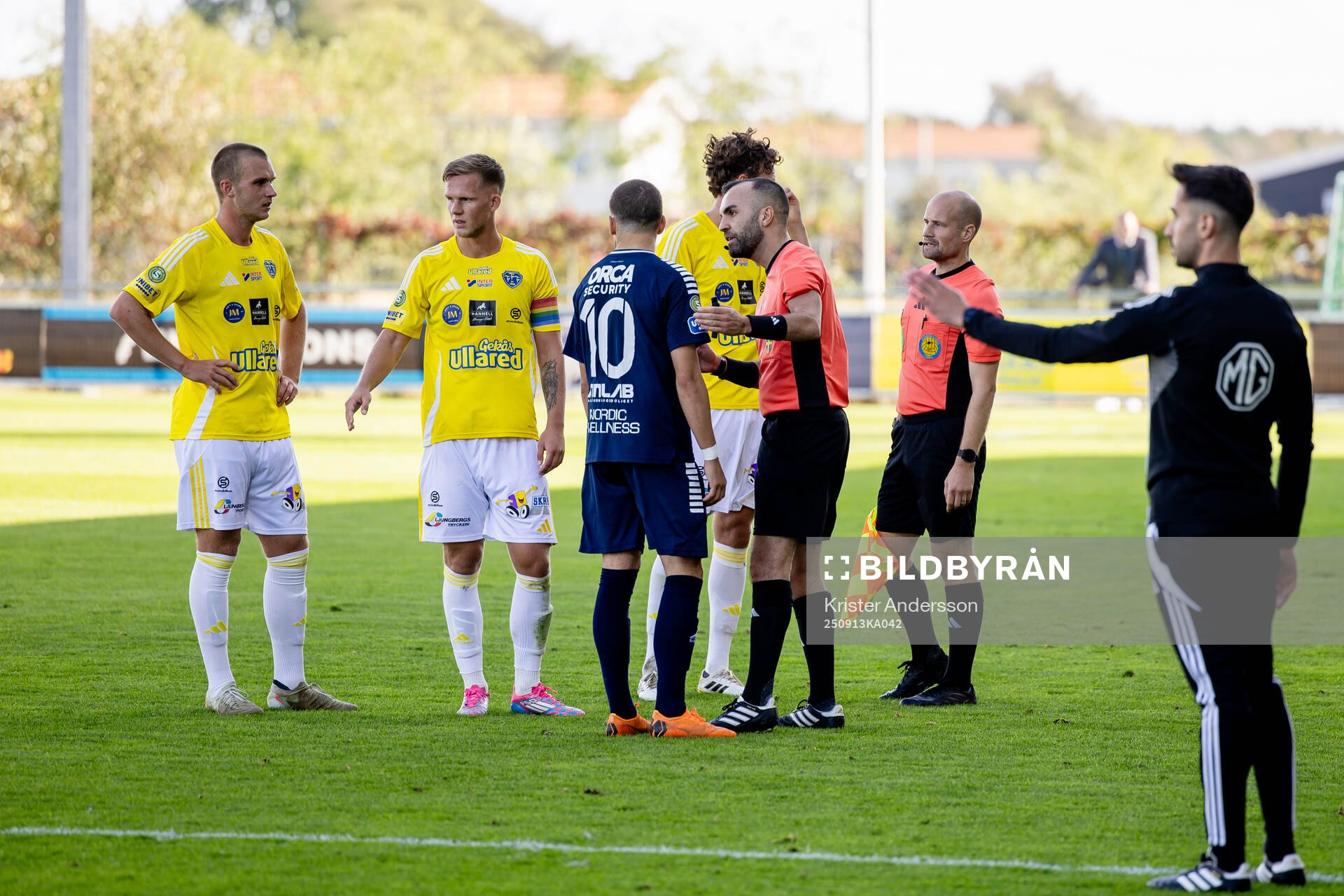 Domare Rambod Beigi i diskussion med spelarna
