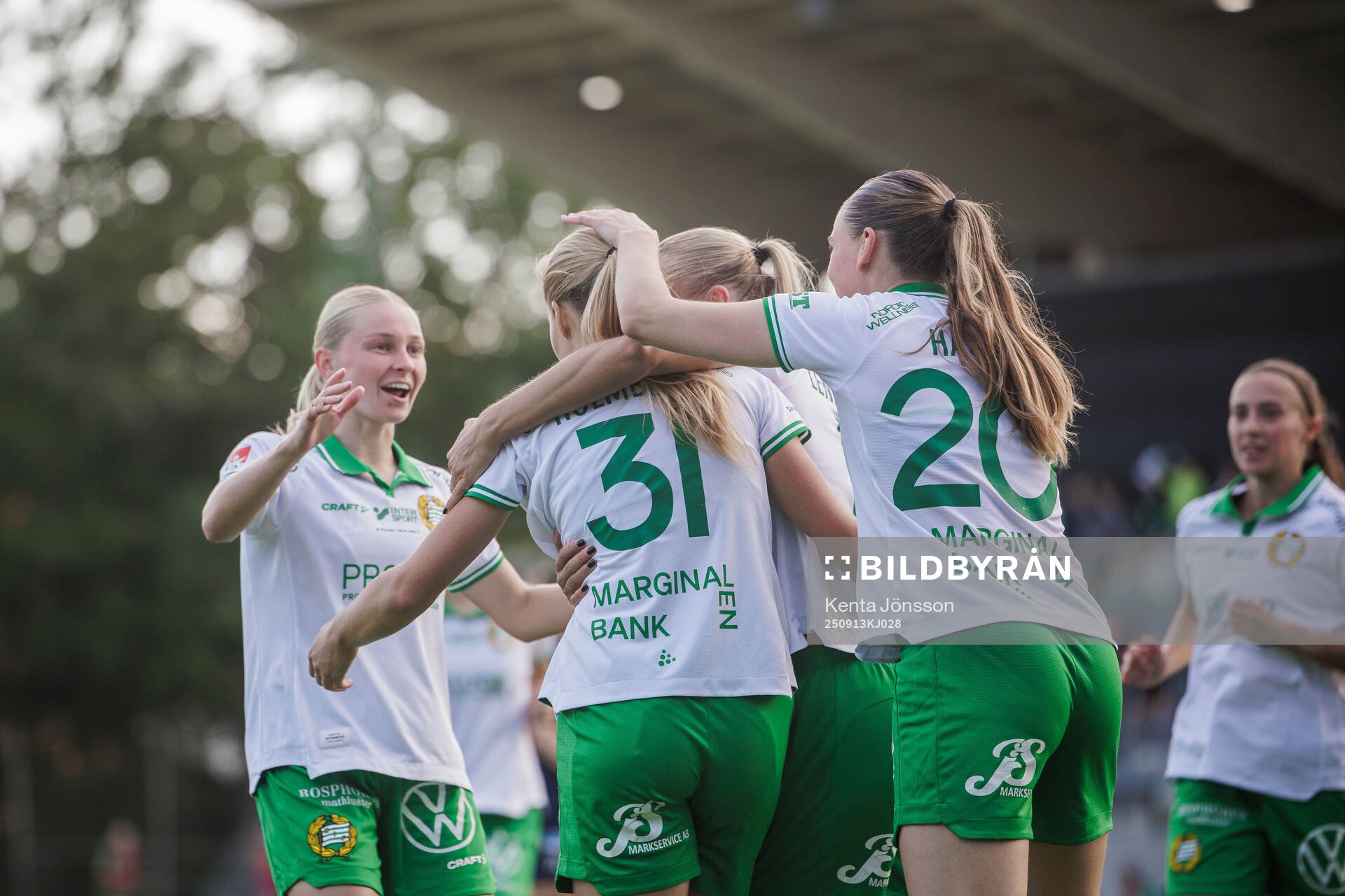 Hammarbys Smilla Holmberg jublar med Emilie Joramo och