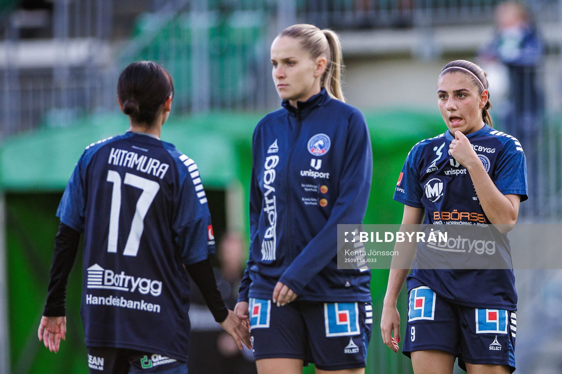 Linköpings Miu Kitamura och Ronja Osman Sofi Ingberg deppar