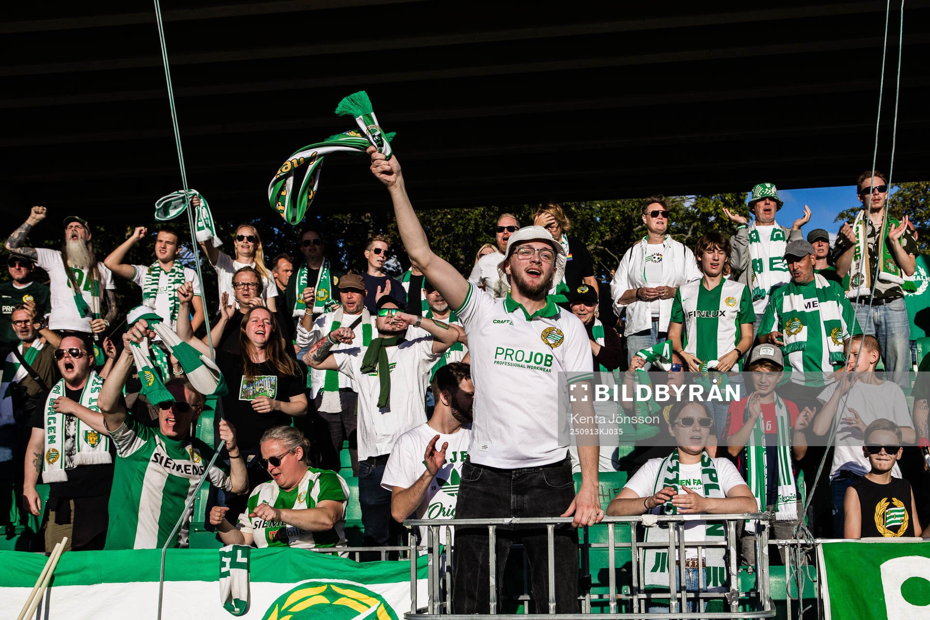 Hammarbys supportrar jublar