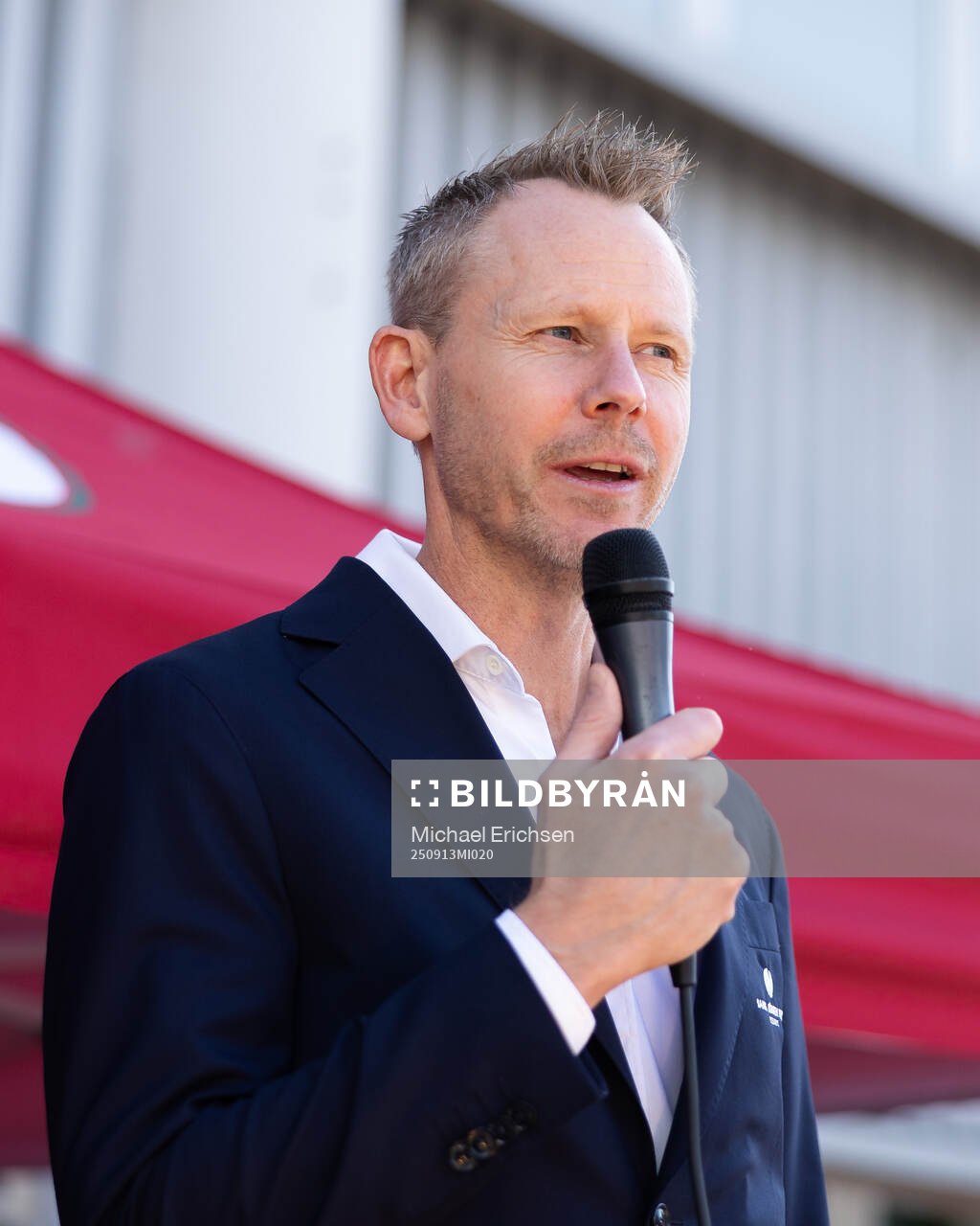 Frölundas tränare Robert Ohlsson pratar utanför