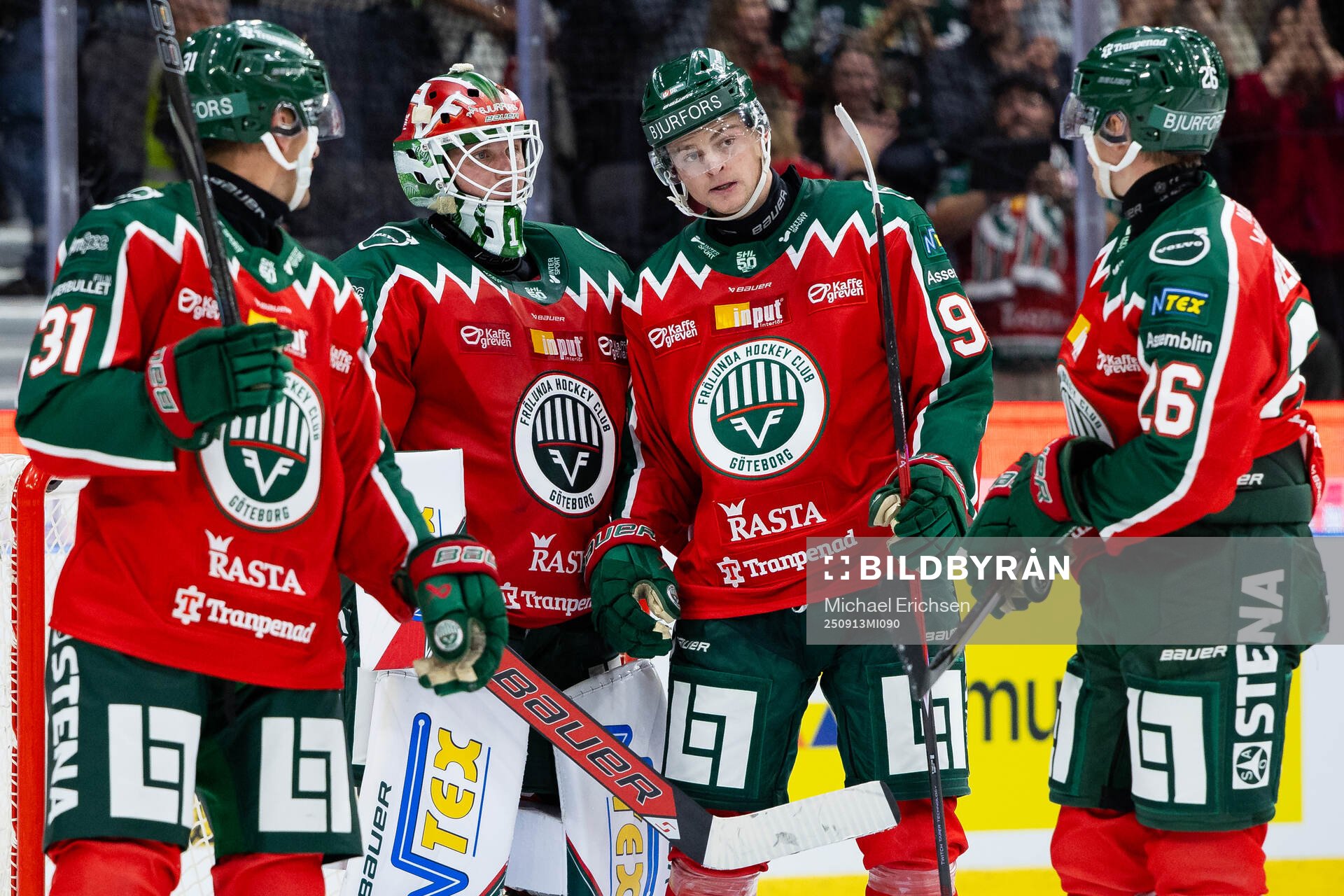 Frölundas målvakt Lars Johansson jublar ihop med Nicklas