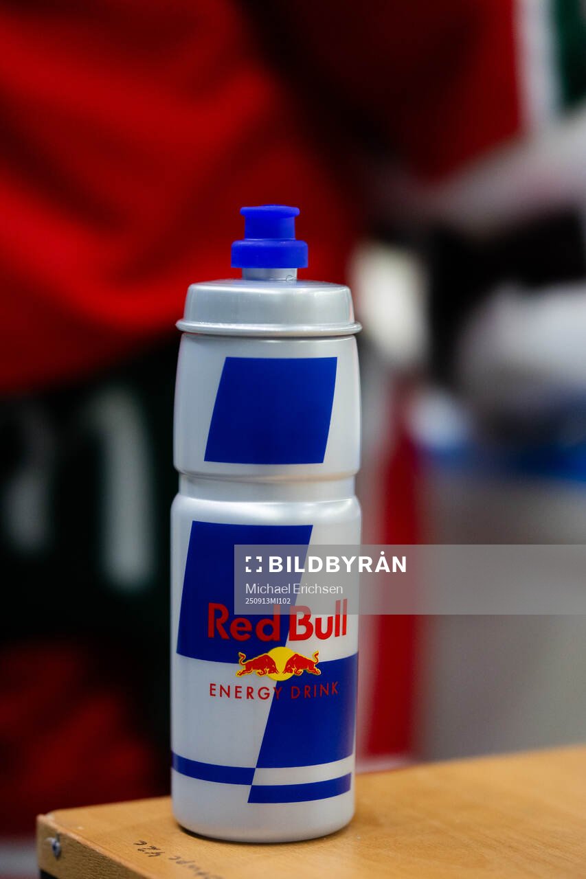 En vattenflaska med Red Bulls logo på