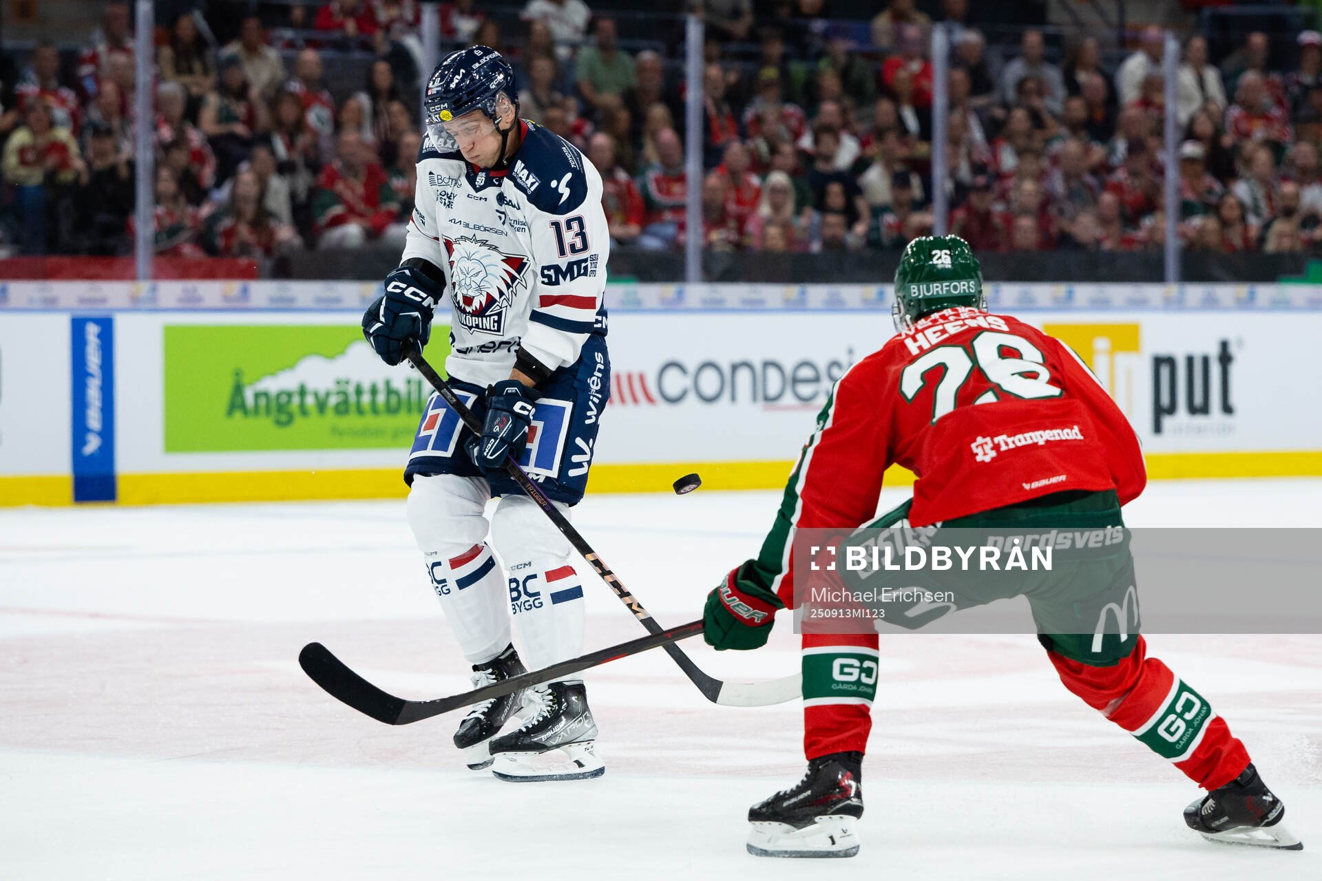 Linköpings Jakub Vrana och Frölundas Isac Heens