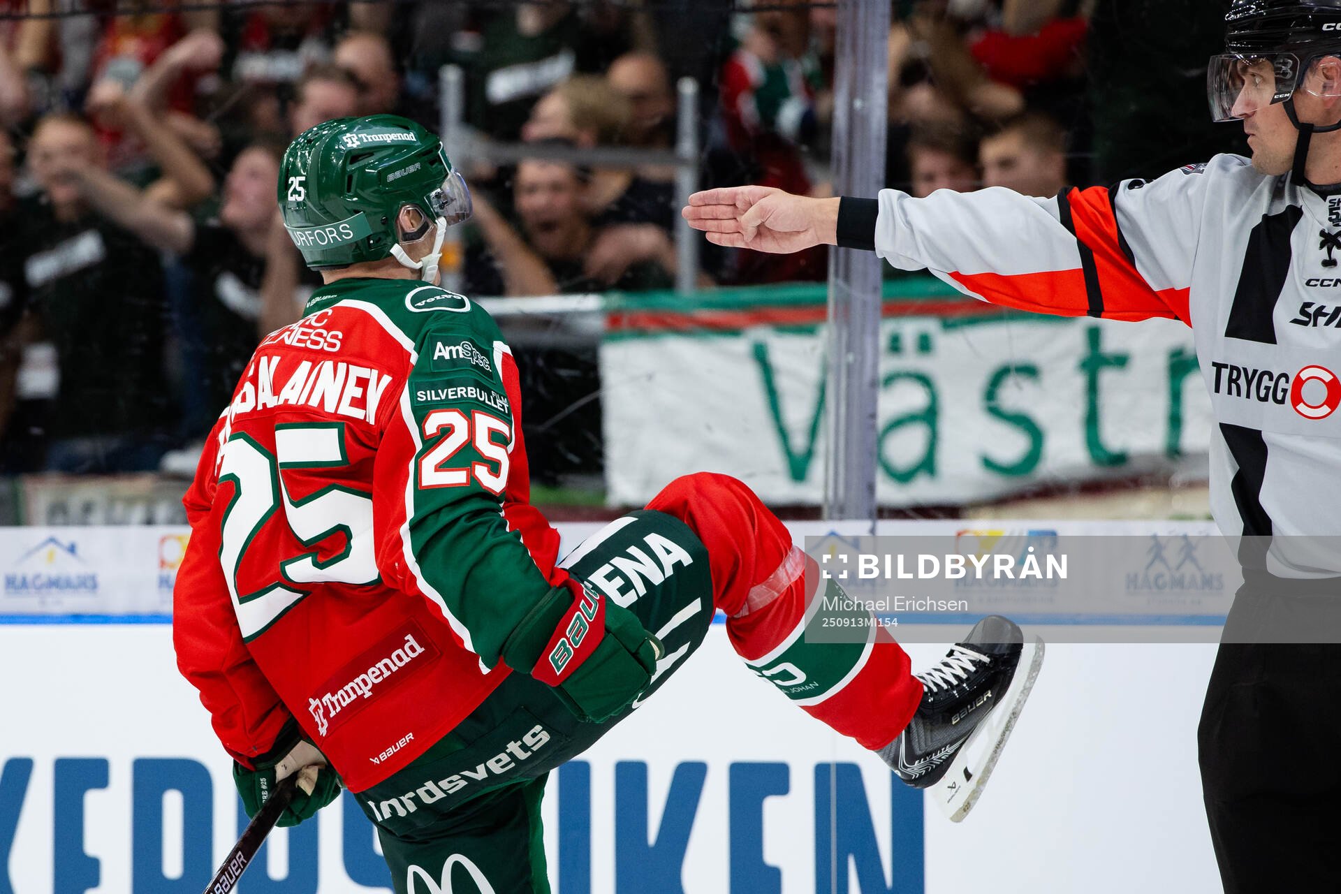 Frölundas Arttu Ruotsalainen jublar