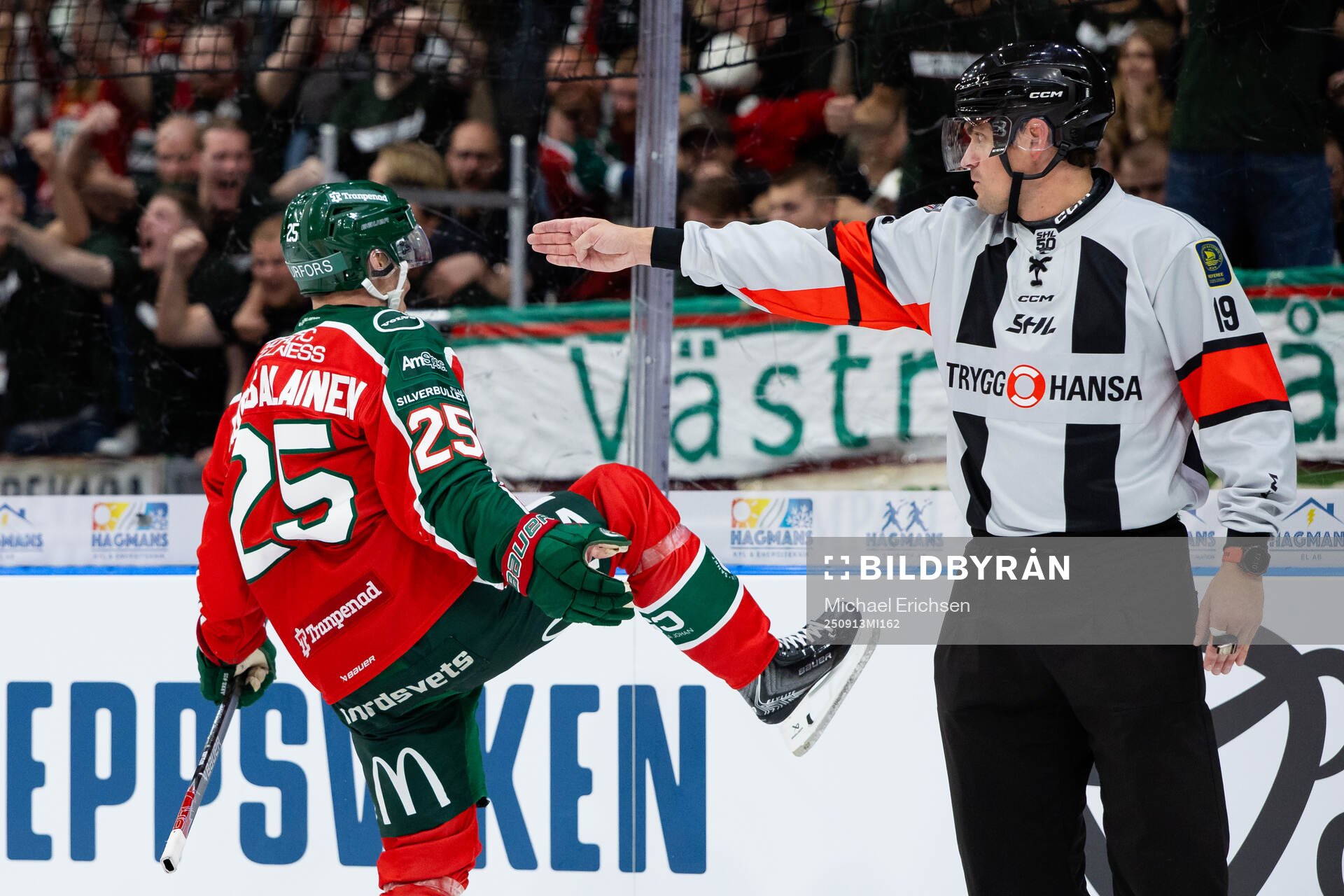 Frölundas Arttu Ruotsalainen jublar