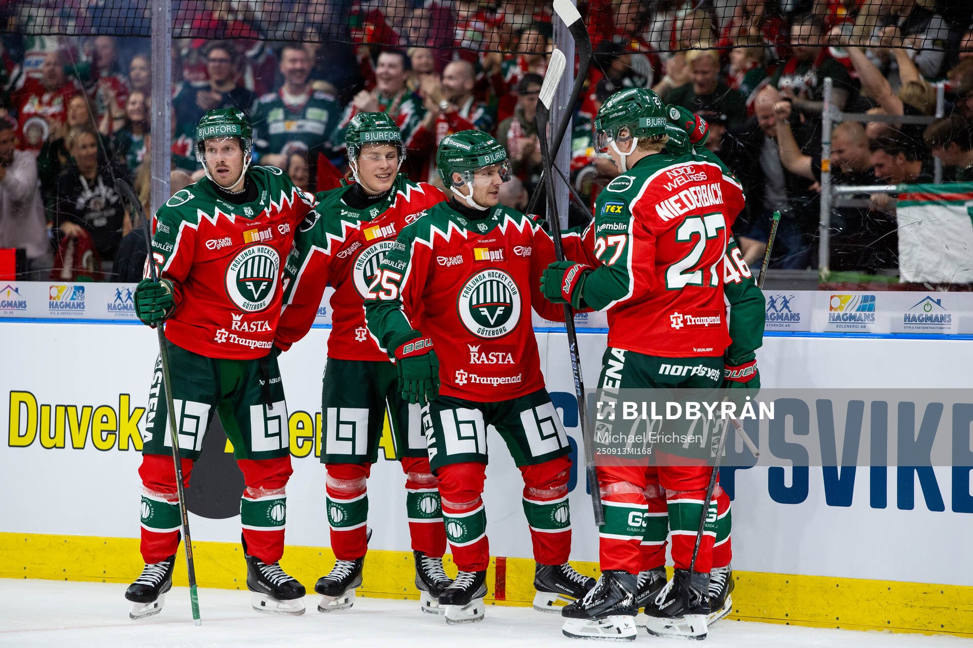 Frölundas Arttu Ruotsalainen jublar med lagkamrater