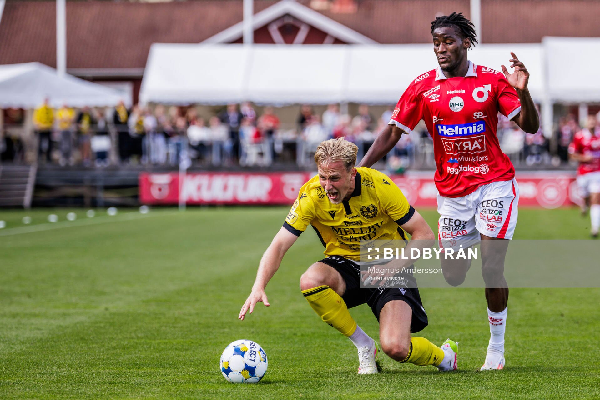 Mjällbys Herman Johansson och Degerfors Philippe Ndinga