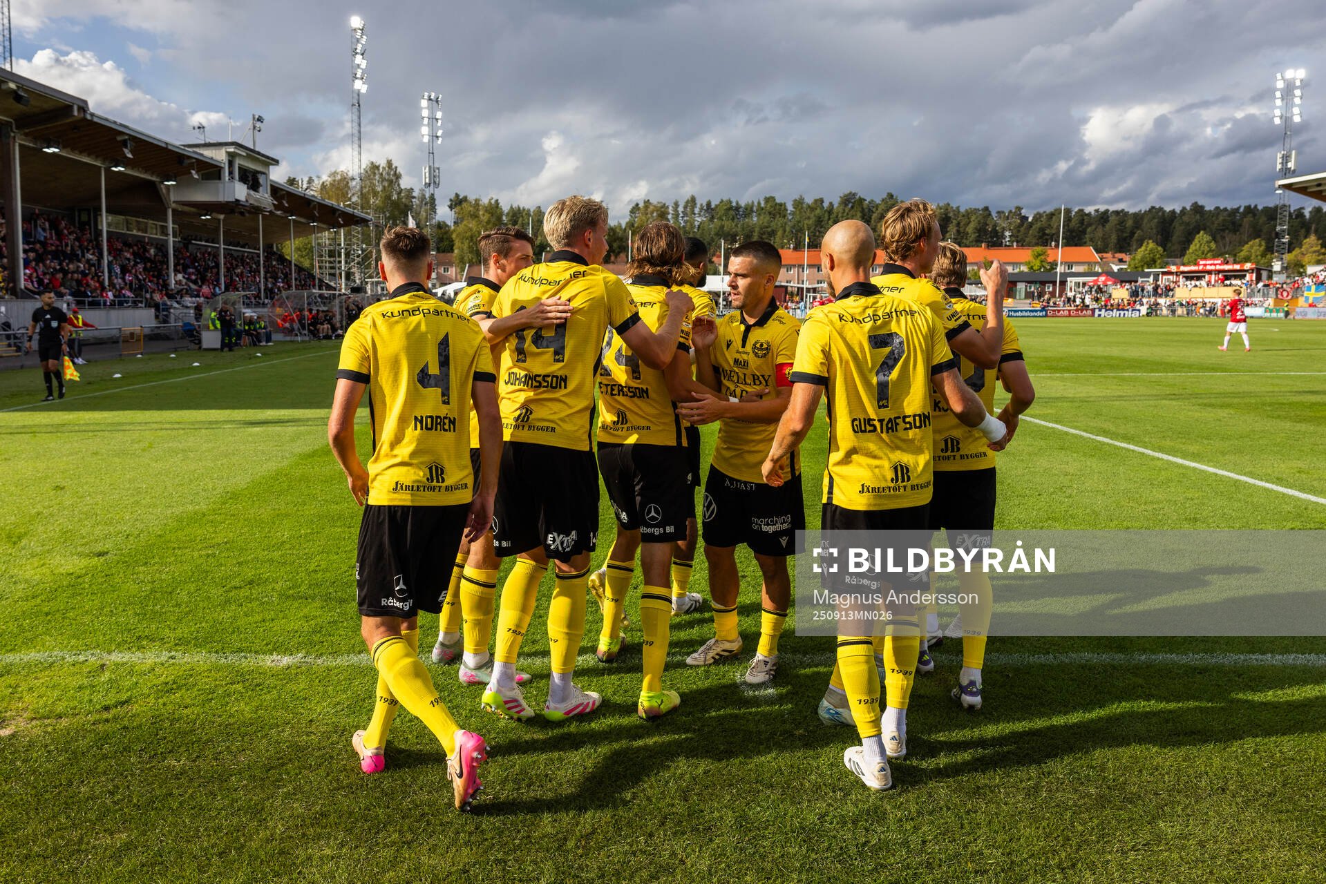 Mjällbys Tom Pettersson jublar med lagkamrater