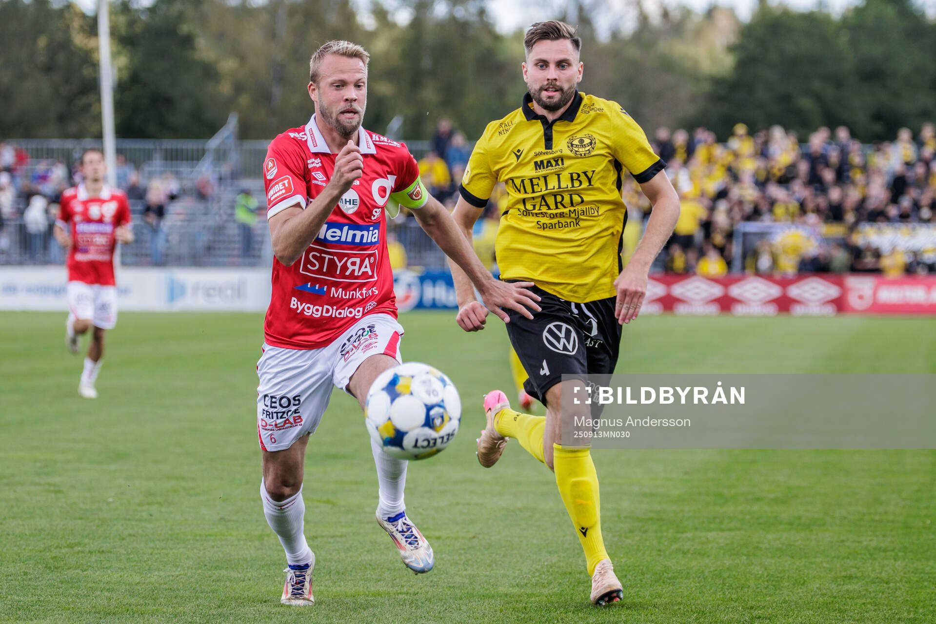 Degerfors Daniel Sundgren och Mjällbys Axel Norén