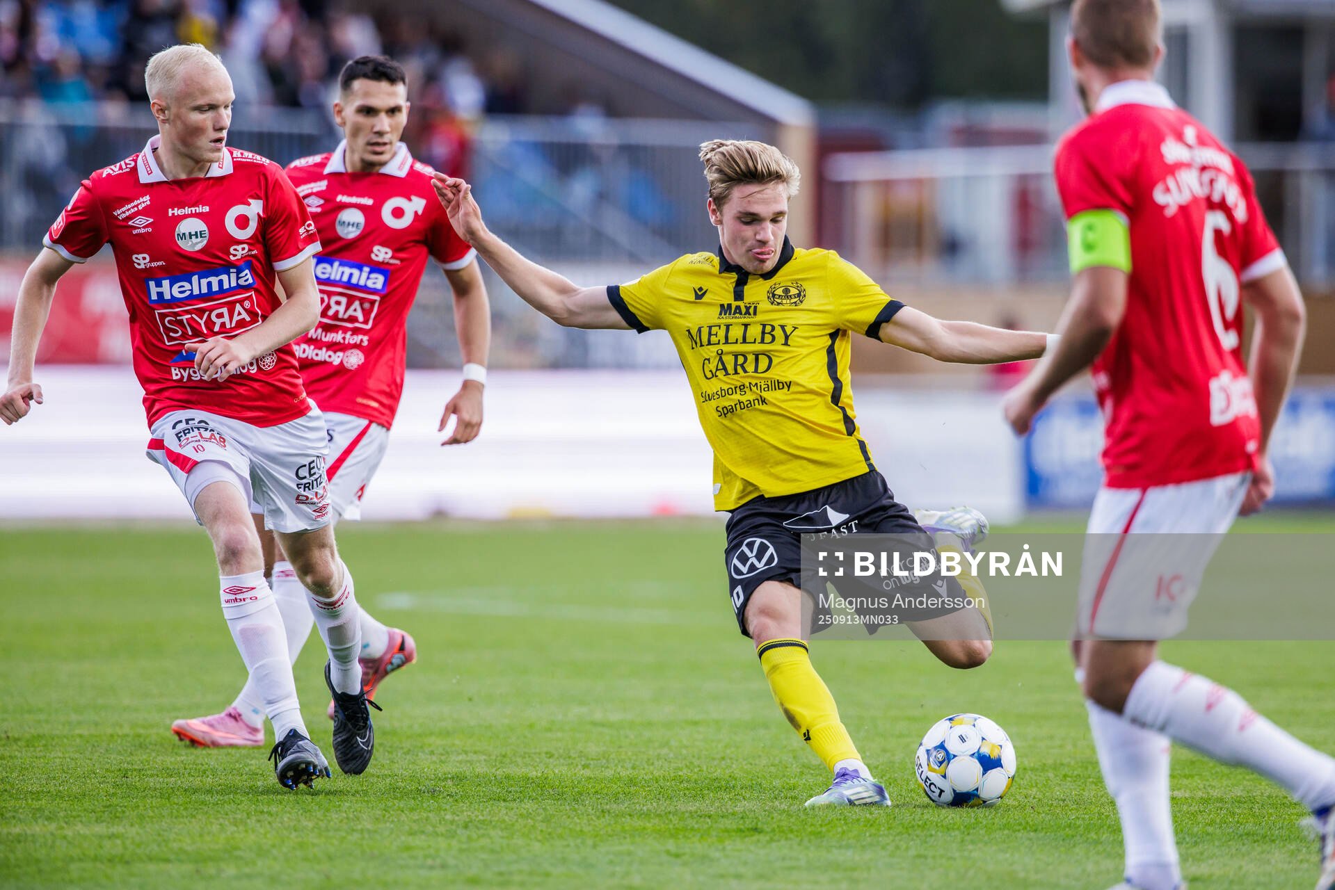 Degerfors Marcus Rafferty och Mjällbys Jeppe Kjaer