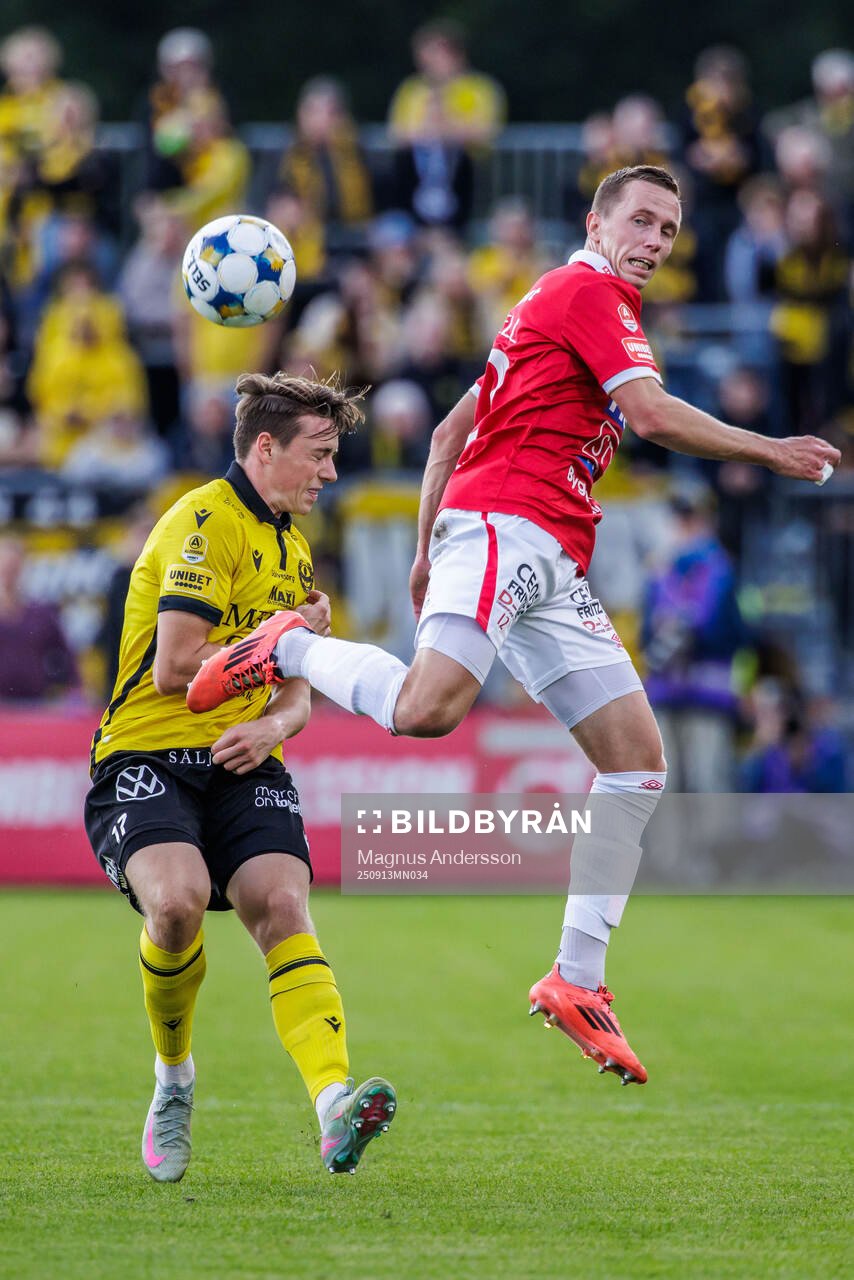 Mjällbys Elliot Stroud och Degerfors Erik Lindell