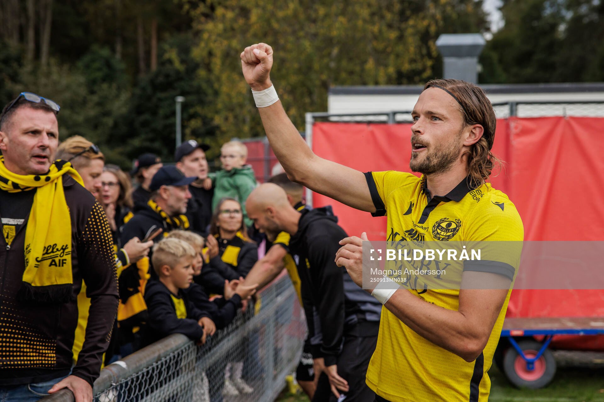 Mjällbys Tom Pettersson jublar