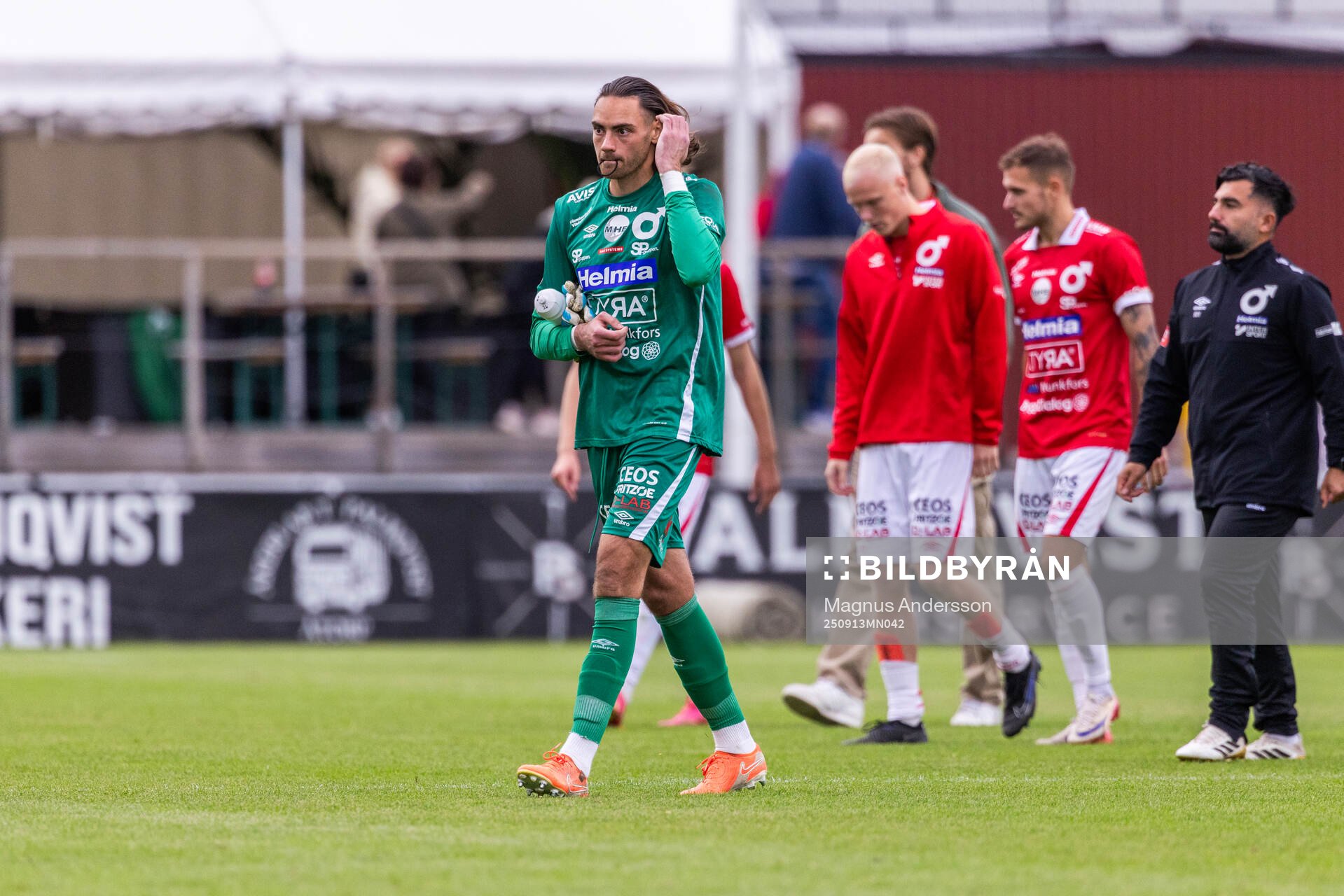Degerfors målvakt Matvei Igonen deppar