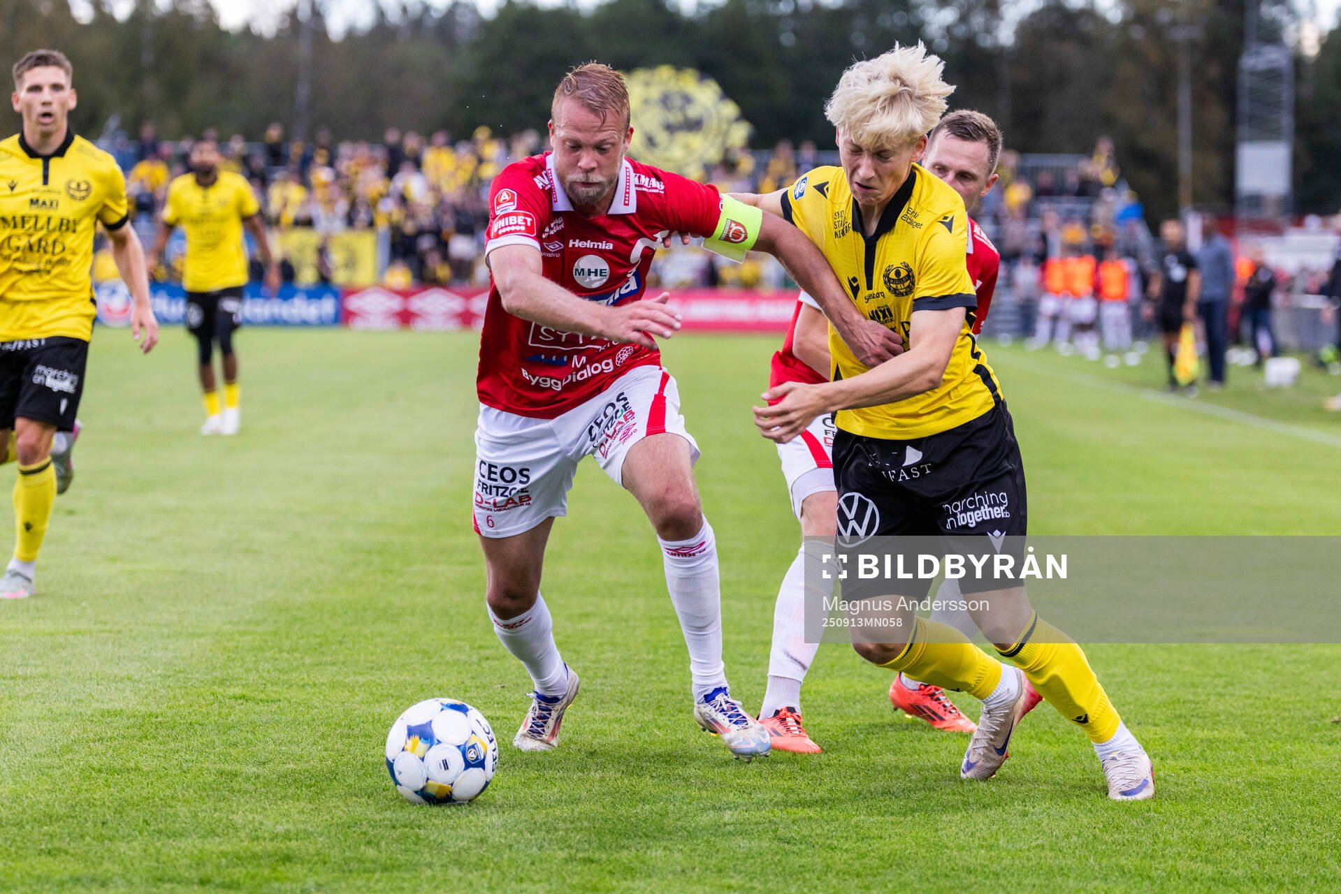 Degerfors Daniel Sundgren och Mjällbys Romeo Leandersson