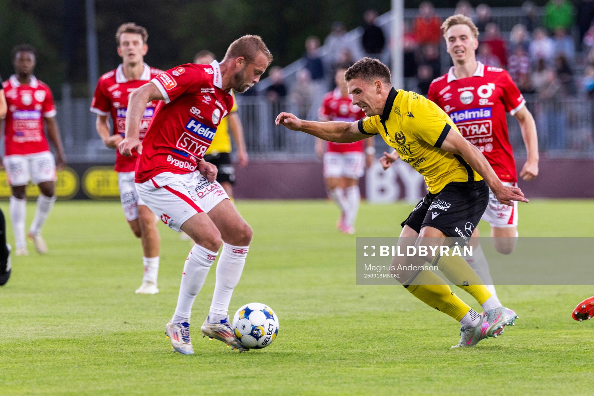Degerfors Daniel Sundgren  och Mjällbys Timo Stavitski