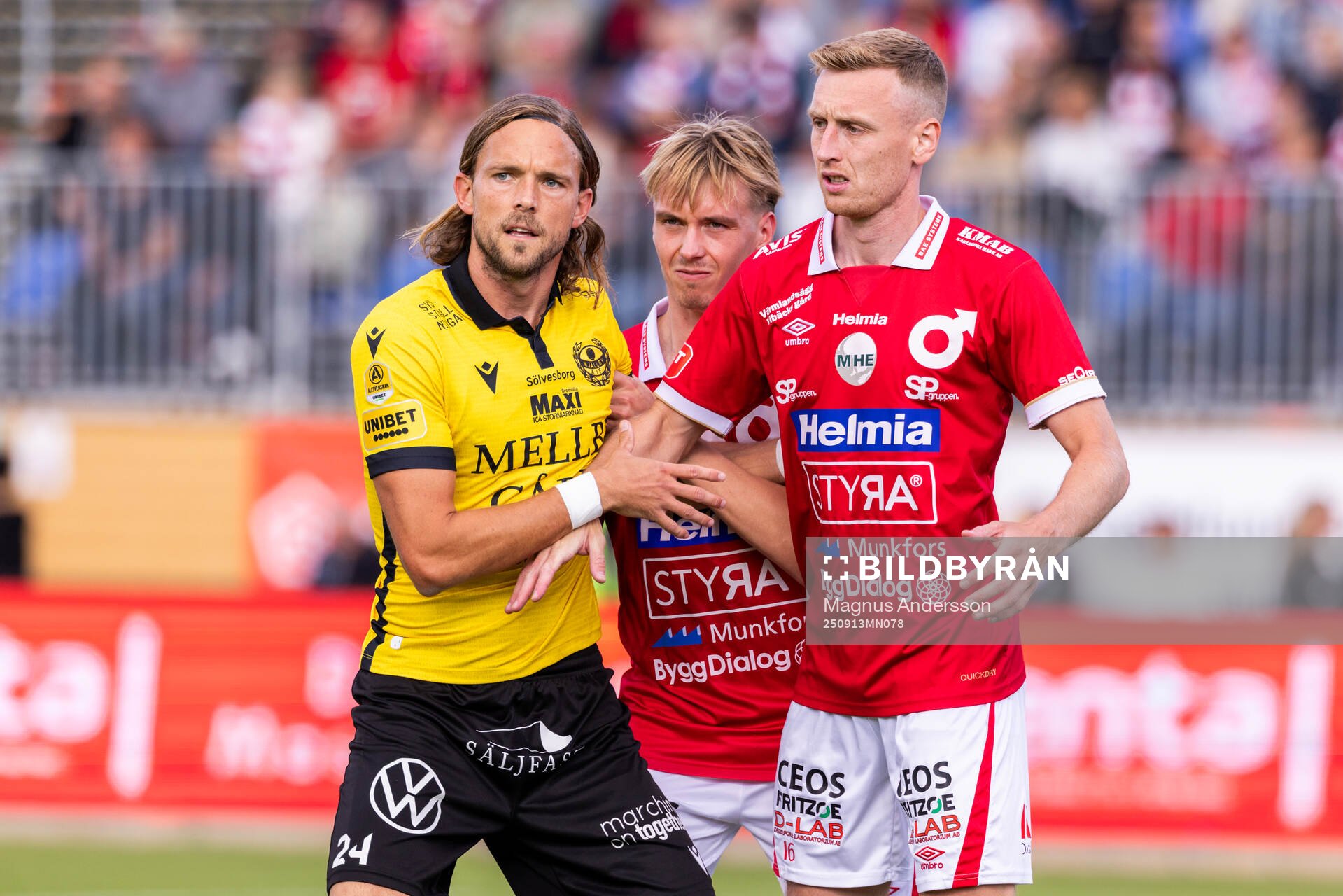 Mjällbys Tom Pettersson mot Degerfors Santeri Haarala och