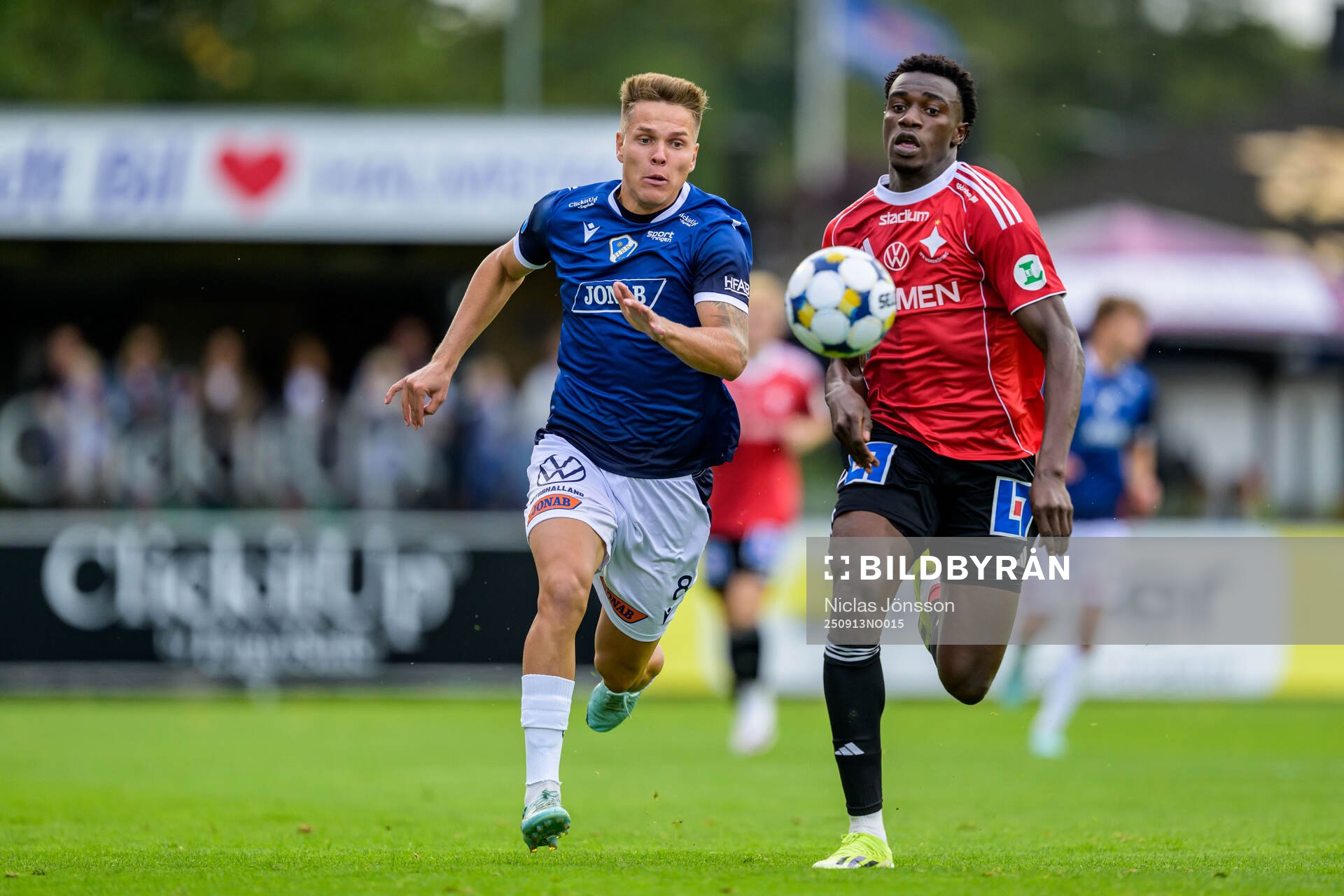 Halmstads Niilo Mäenpää och IFK Norrköpings Abdoulie