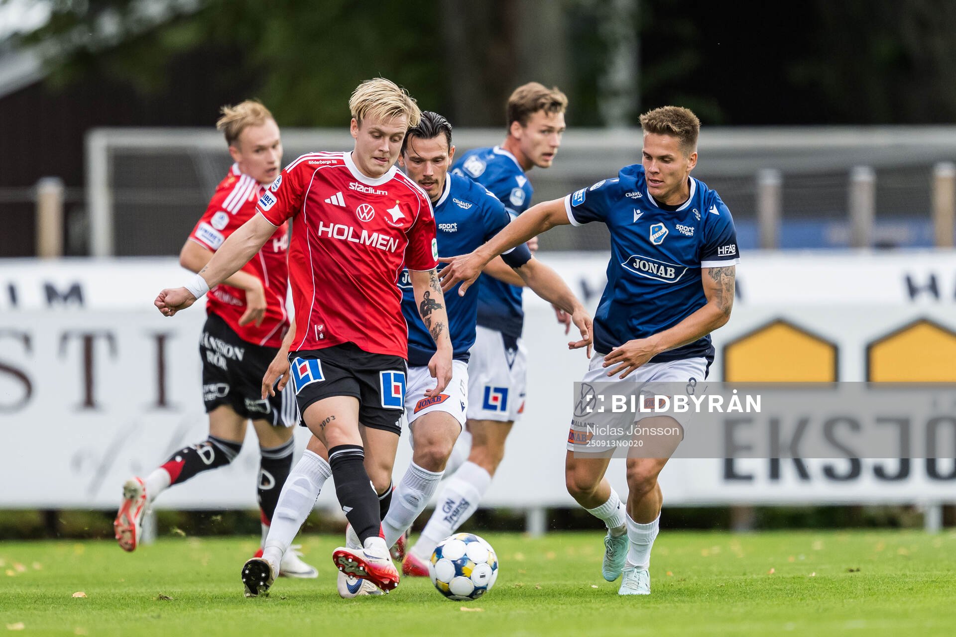 IFK Norrköpings Isak Andri Sigurgeirsson och Halmstads