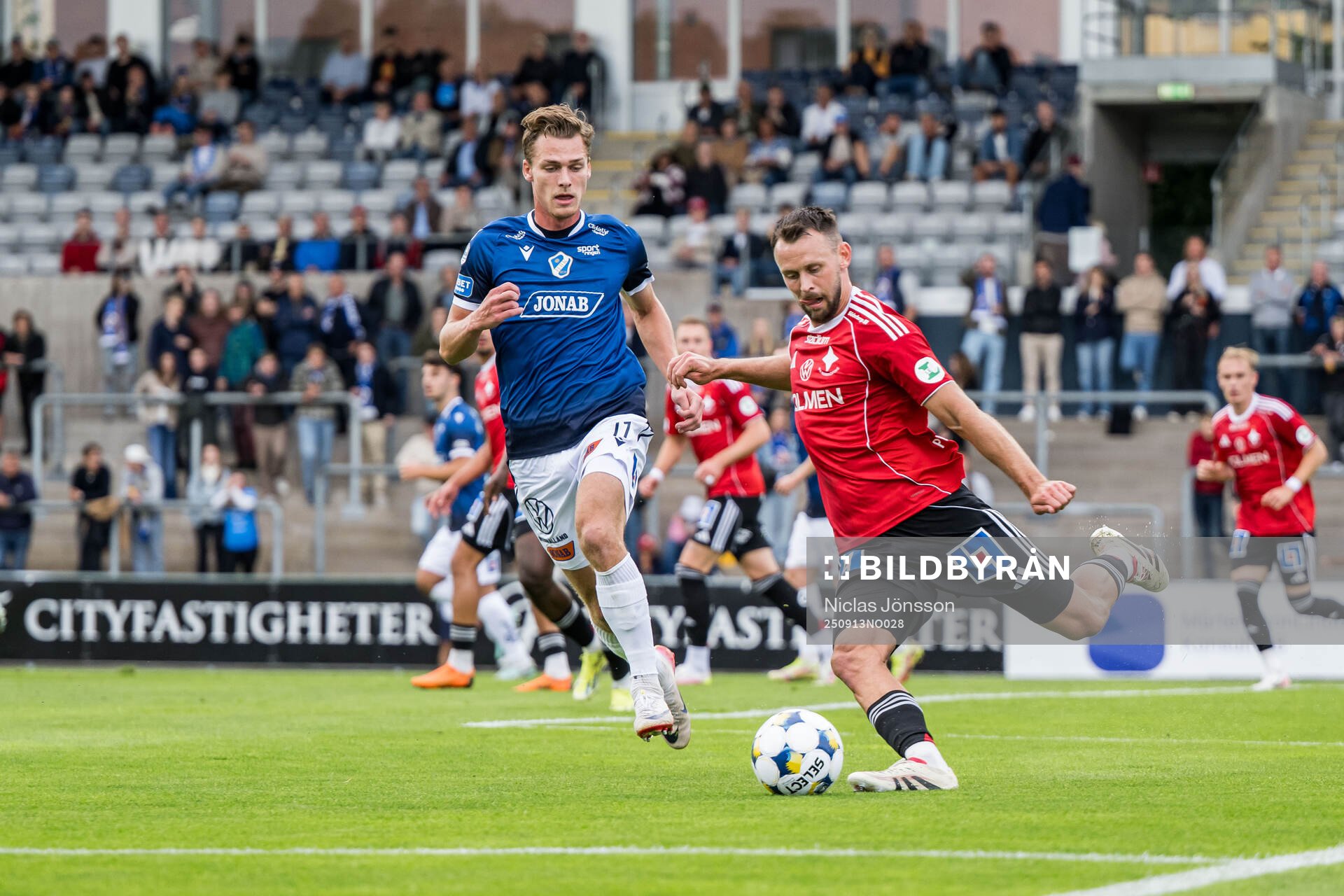 Halmstads Villiam Granath och Koudou Marvin Axel Illary
