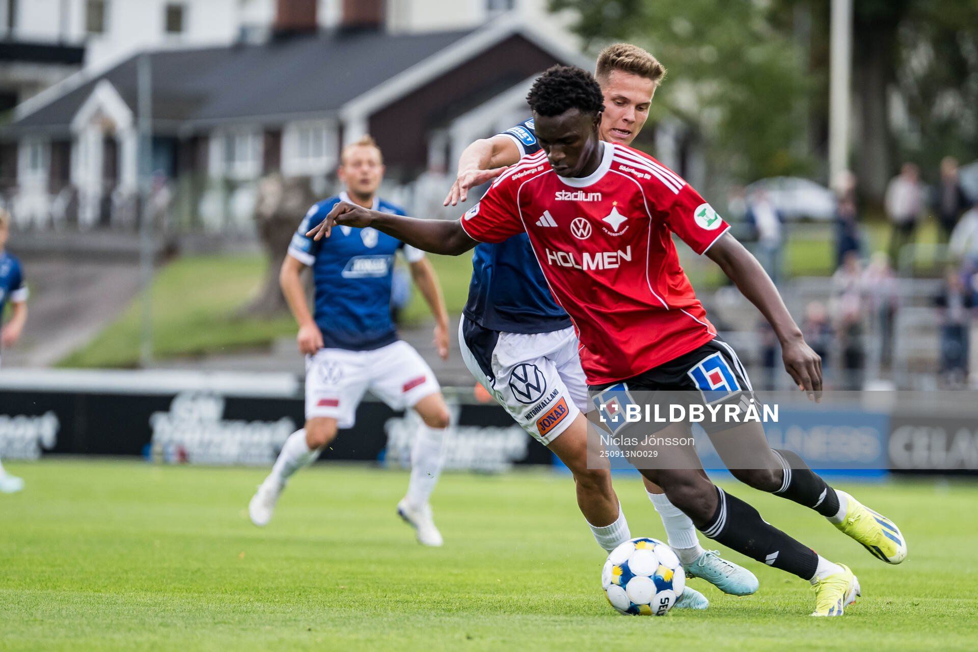 Halmstads Niilo Mäenpää och IFK Norrköpings Abdoulie