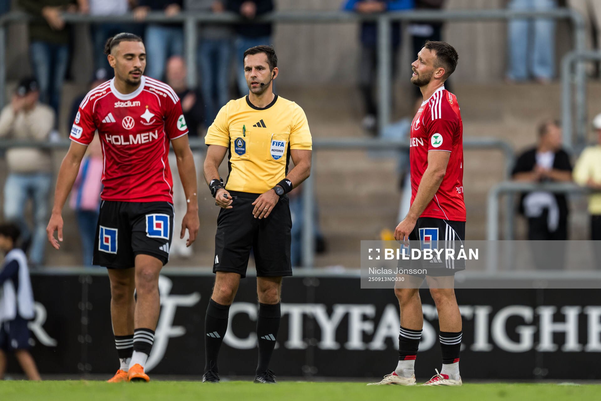 Domare Granit Maqedonci och IFK Norrköpings Max Watson