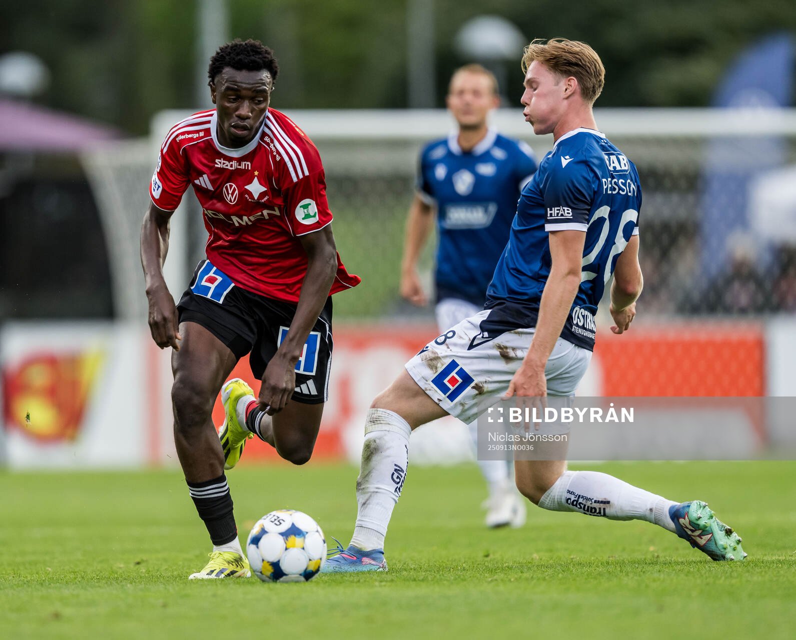 IFK Norrköpings Abdoulie Tamba och Halmstads Malte Persson