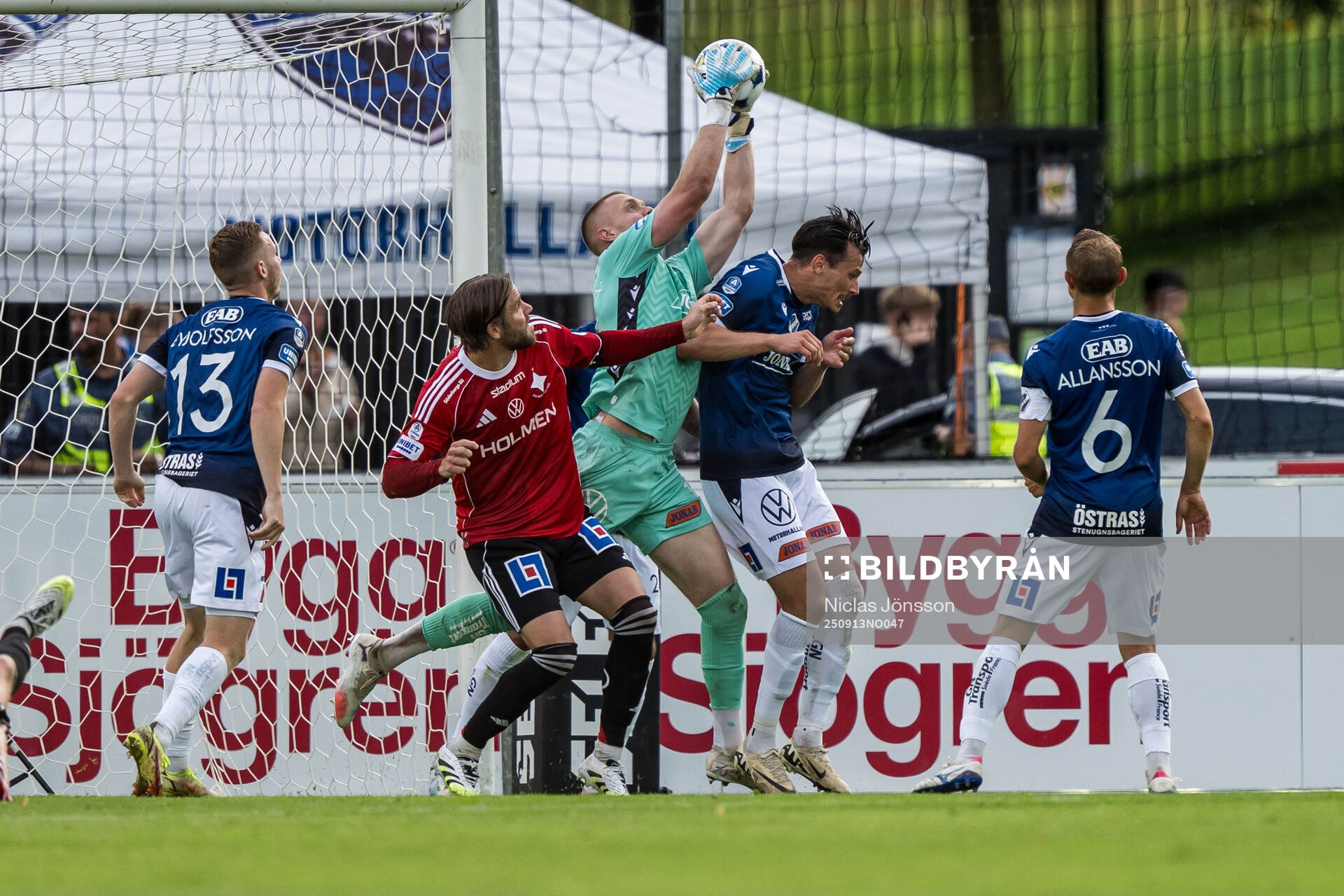 IFK Norrköpings Christoffer Nyman och Halmstads målvakt