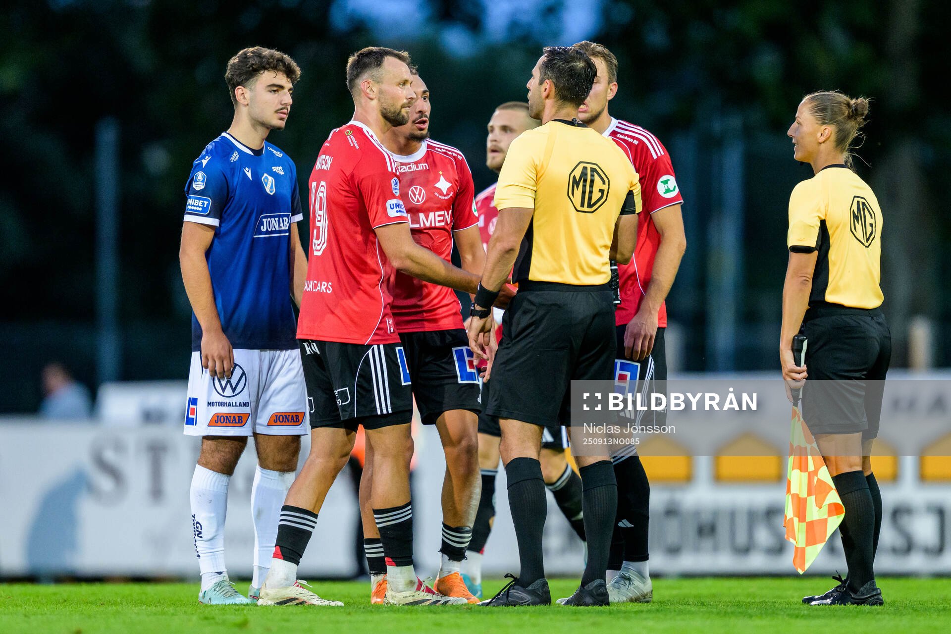 IFK Norrköpings Max Watson i samtal med domare Granit