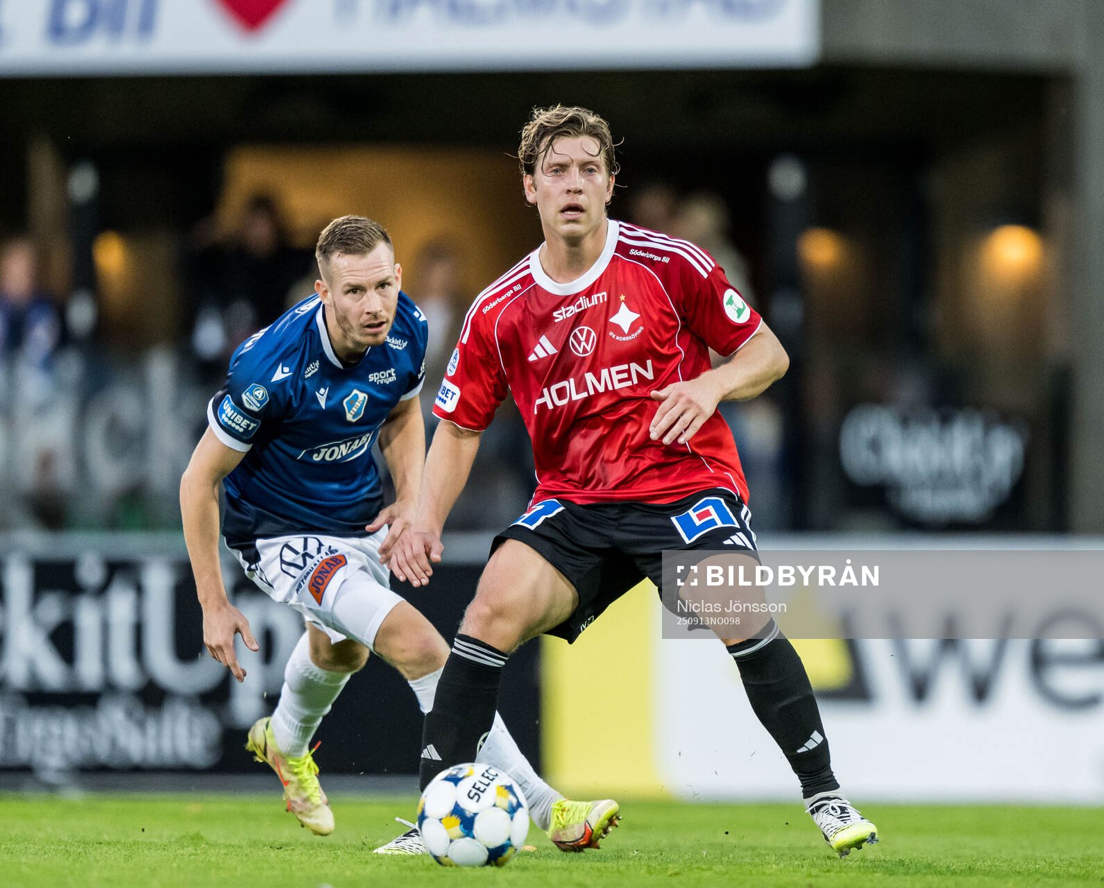 Halmstads Gisli Eyjolfsson och IFK Norrköpings Alexander